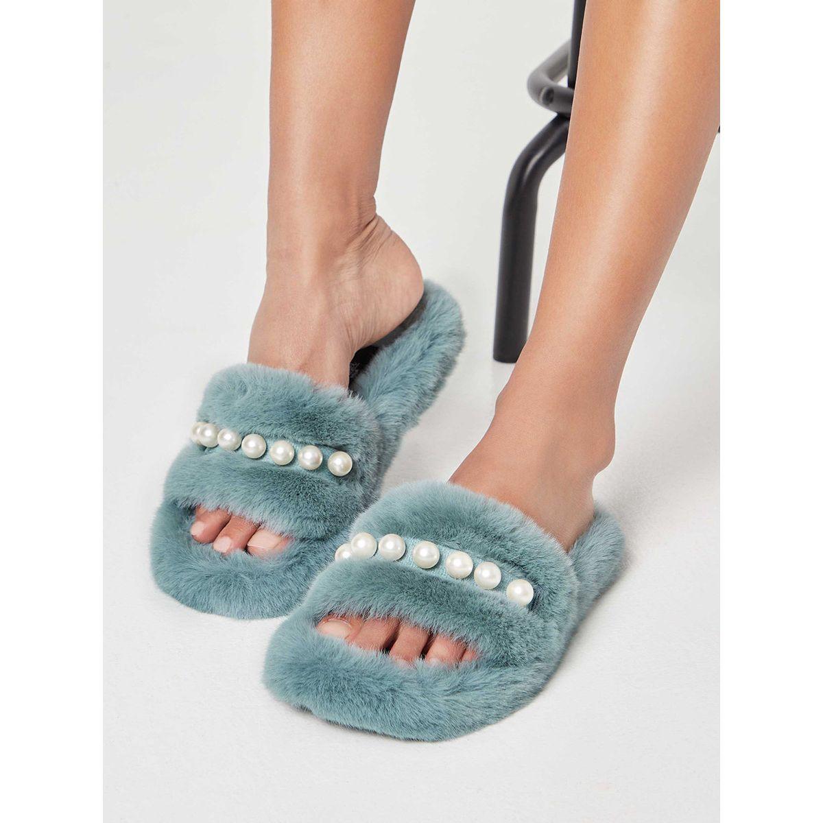 شبشب مزين بفرو اصطناعي و سلسلة من ستايلي-women-shoes-bedroomslippers-image-2
