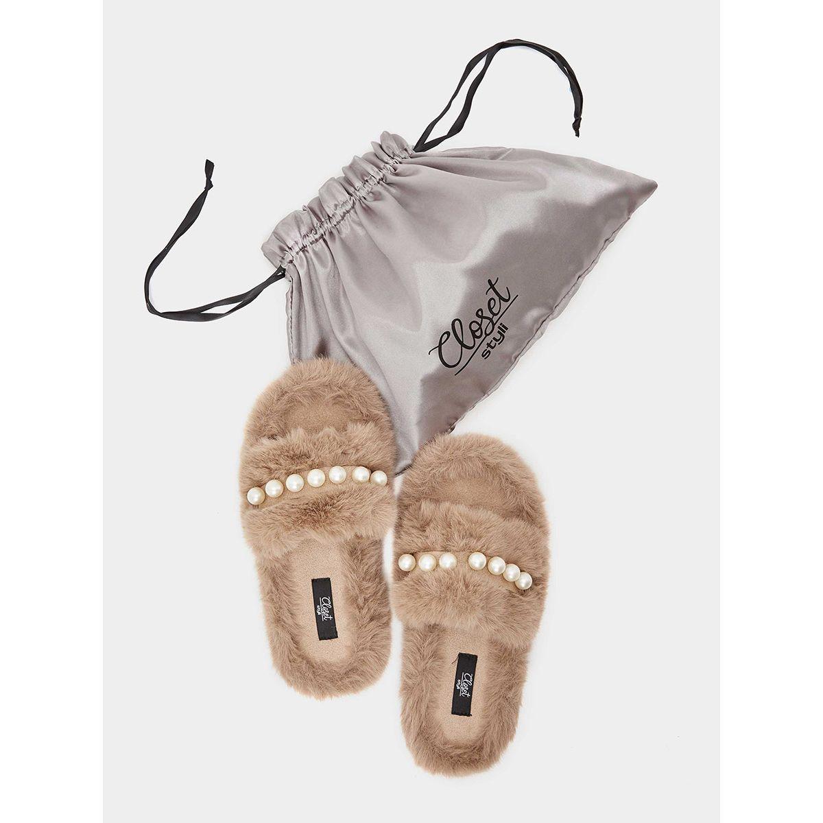شبشب مزين بفرو اصطناعي و سلسلة من ستايلي-women-shoes-bedroomslippers-image-1