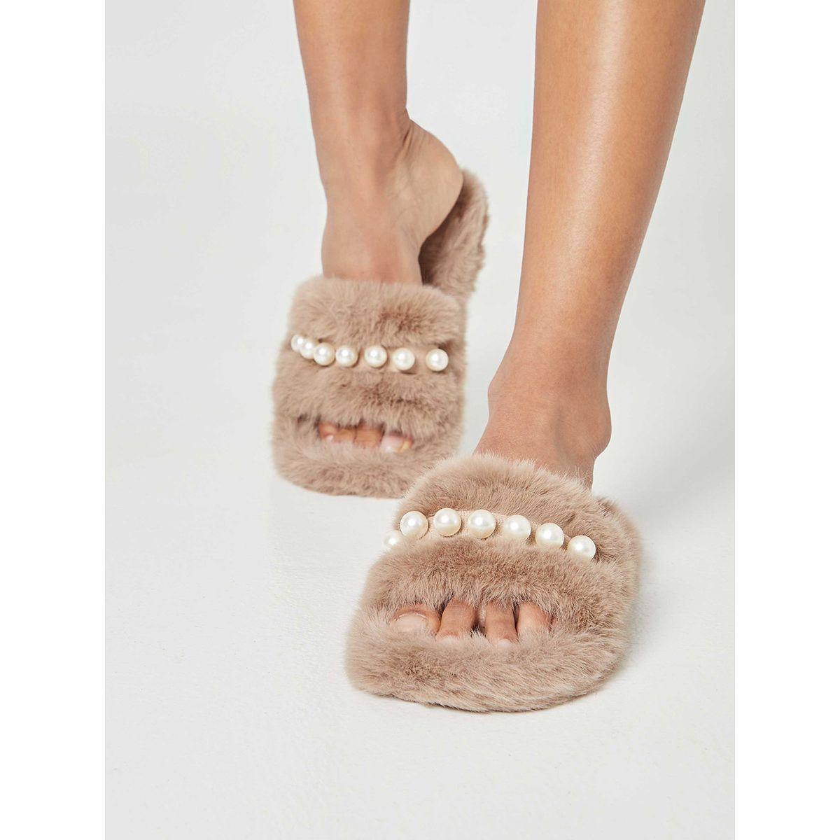 شبشب مزين بفرو اصطناعي و سلسلة من ستايلي-women-shoes-bedroomslippers-image-2