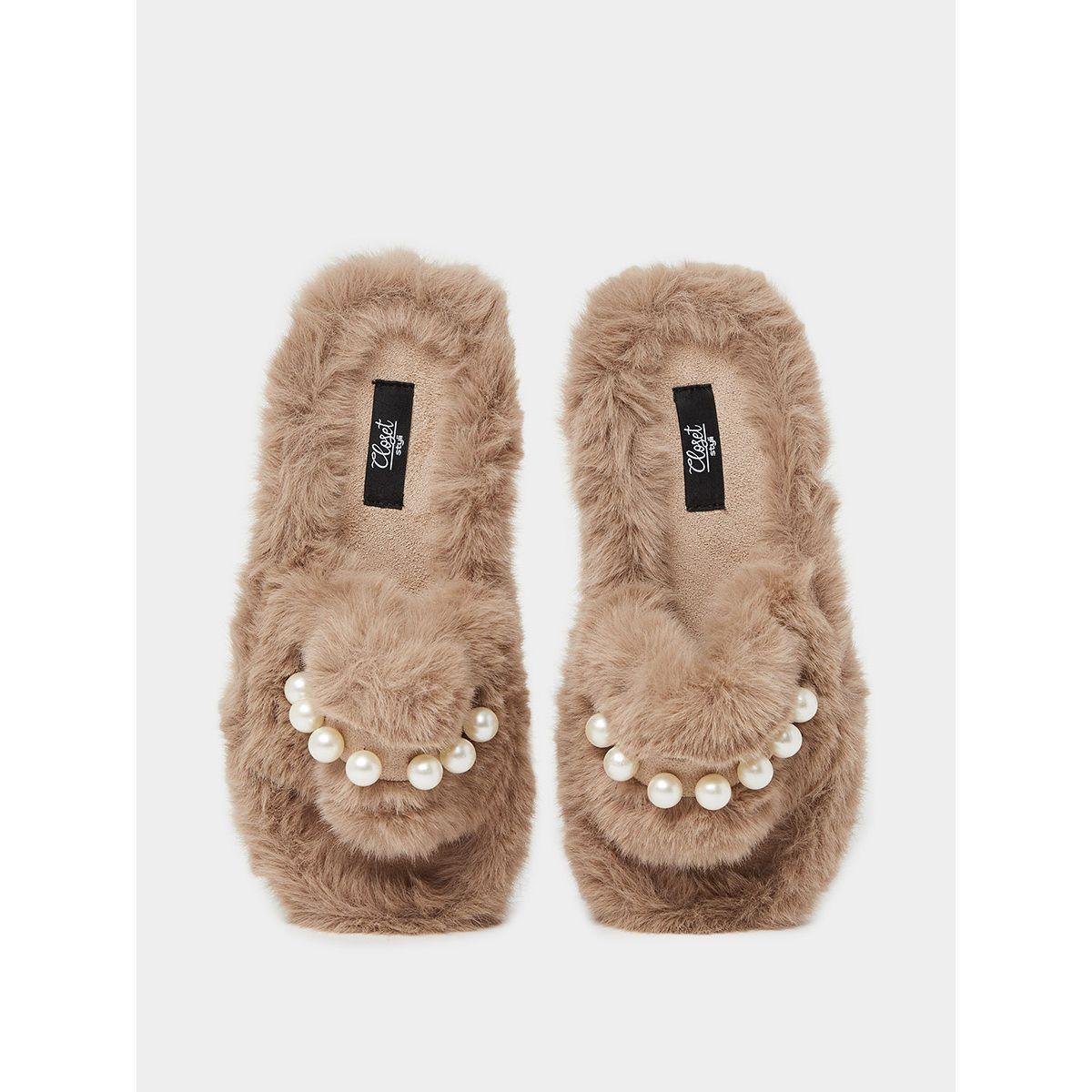 شبشب مزين بفرو اصطناعي و سلسلة من ستايلي-women-shoes-bedroomslippers-image-5