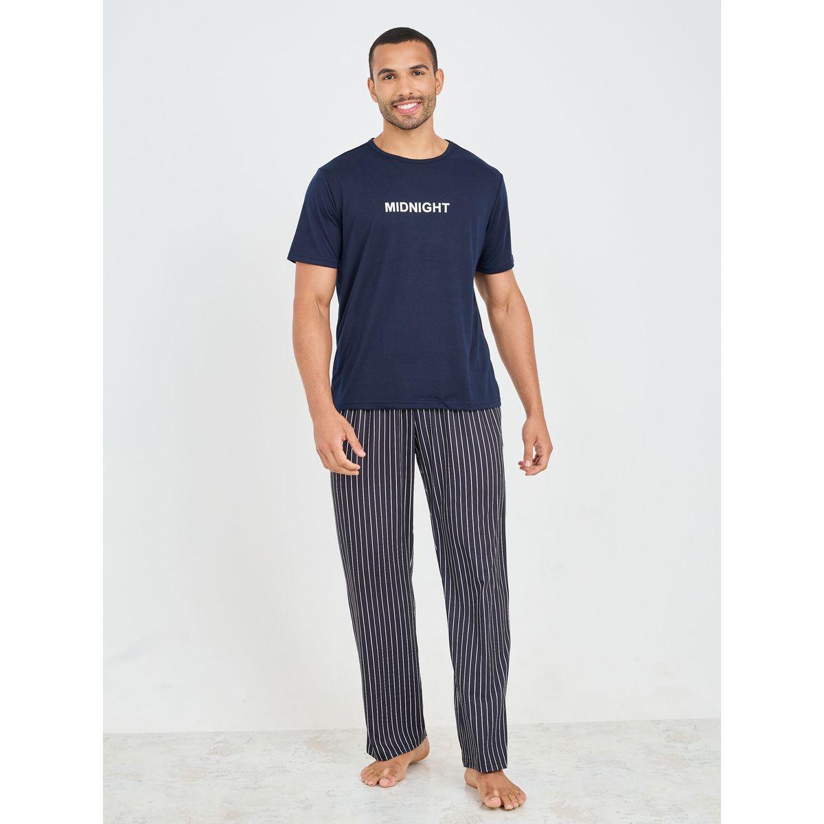 قميص بطبعة شعار Styli Unwind وطقم بيجاما مخطط-men-clothing-nightwear-sets-image-1