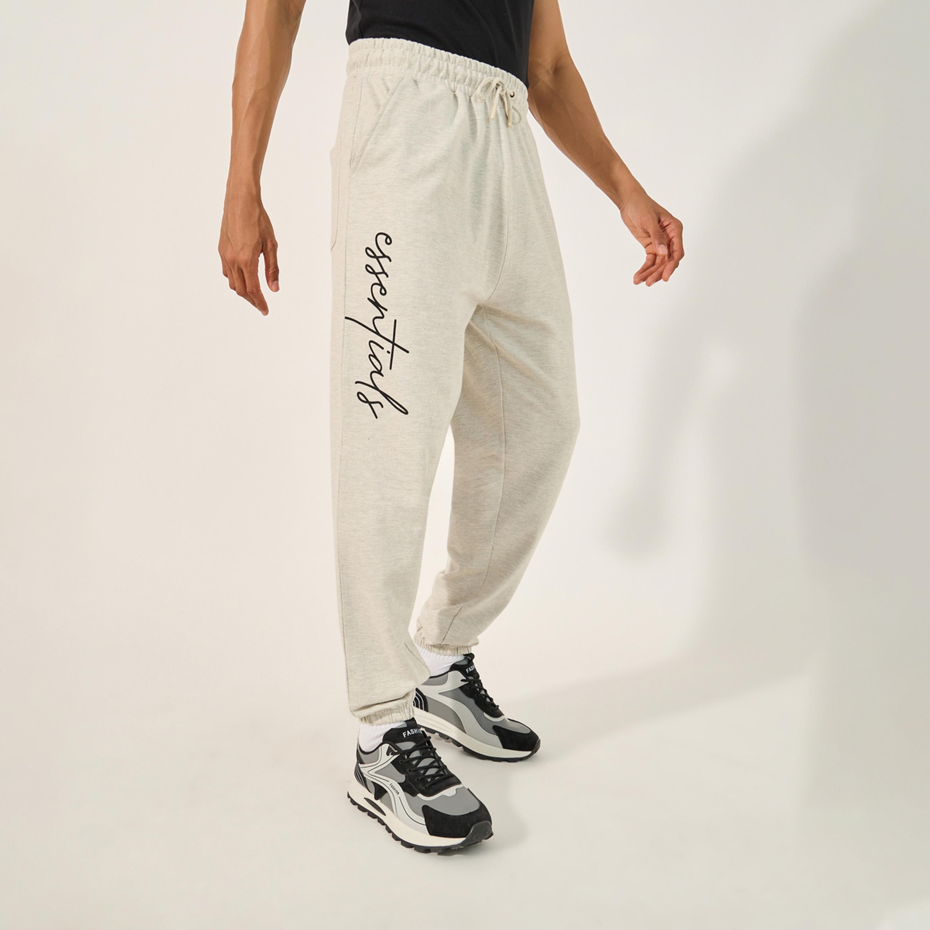 ستايلي - بنطال رياضي كبير الحجم بطبعة شعار مع جيب داخلي-men-clothing-bottoms-joggers-image-1