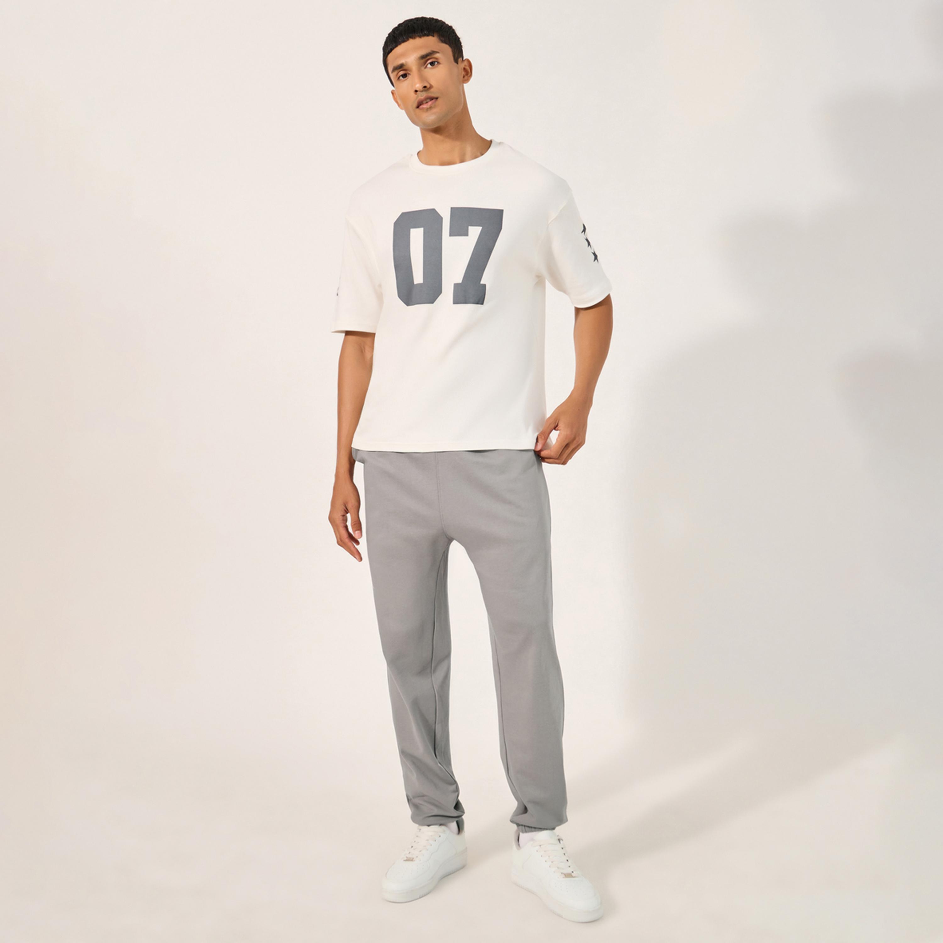 ستايلي - بنطال رياضي كبير الحجم بطبعة شعار مع جيب داخلي-men-clothing-bottoms-joggers-image-2