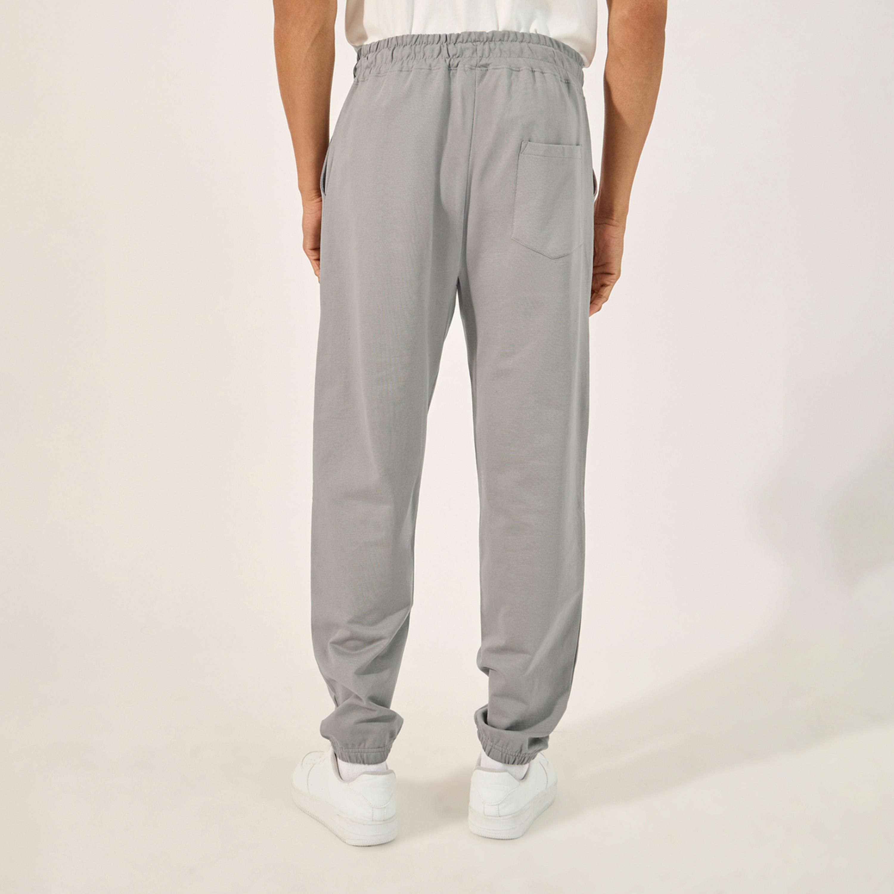 ستايلي - بنطال رياضي كبير الحجم بطبعة شعار مع جيب داخلي-men-clothing-bottoms-joggers-image-4