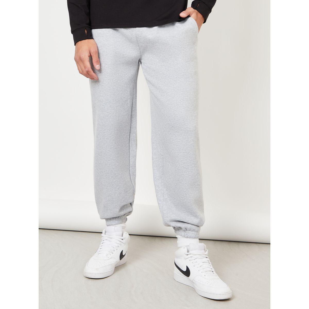 جوغر بقصة مريحة وحواف مكبلة-men-clothing-bottoms-joggers-image-1