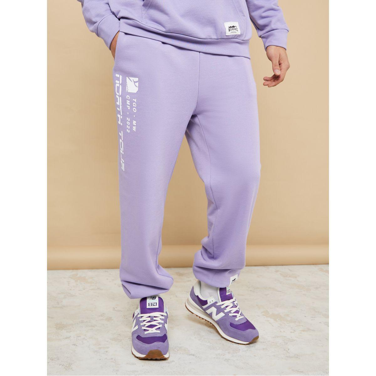 جوغر بقصة مريحة مزين بشارة-men-clothing-bottoms-joggers-image-1
