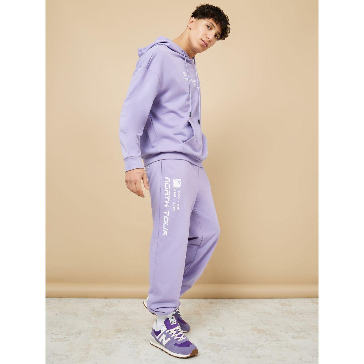 جوغر بقصة مريحة مزين بشارة-men-clothing-bottoms-joggers-image-2