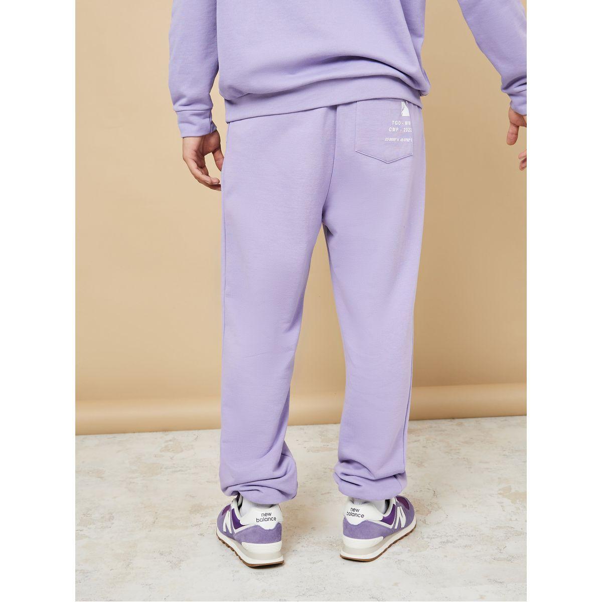 جوغر بقصة مريحة مزين بشارة-men-clothing-bottoms-joggers-image-4