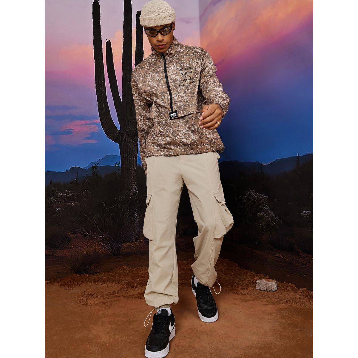 جوغر بنمط كارجو مزين بشارة-men-clothing-bottoms-joggers-image-2