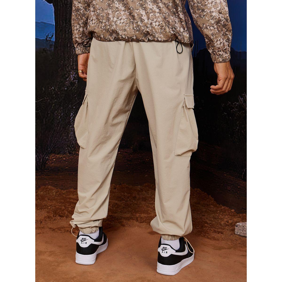 جوغر بنمط كارجو مزين بشارة-men-clothing-bottoms-joggers-image-4