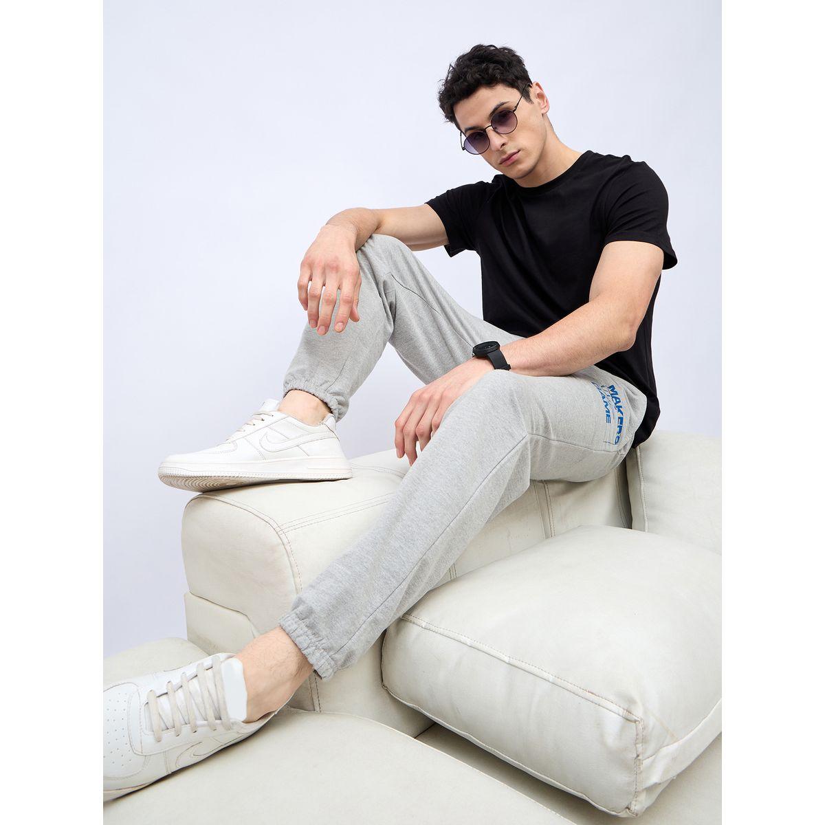 جوغر بقصة فضفاضة وطبعة بليسمنت-men-clothing-bottoms-joggers-image-7