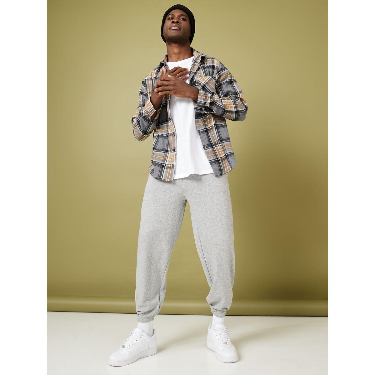 جوغر بقصة مريحة واساور مطاطية-men-clothing-bottoms-joggers-image-2
