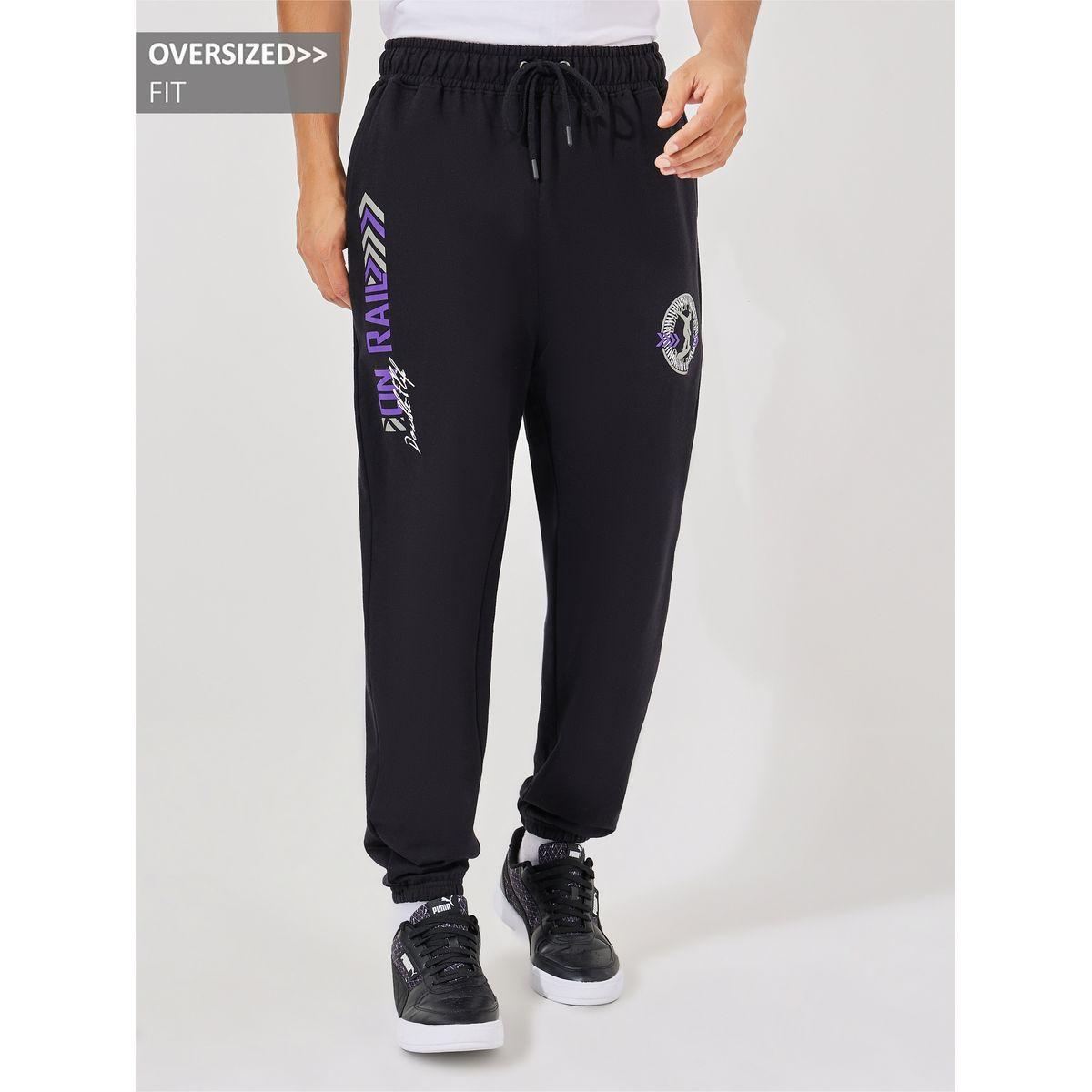 جوغر فضفاض بطبعة فارسيتي مع حواف مطاطية-men-clothing-bottoms-joggers-image-1
