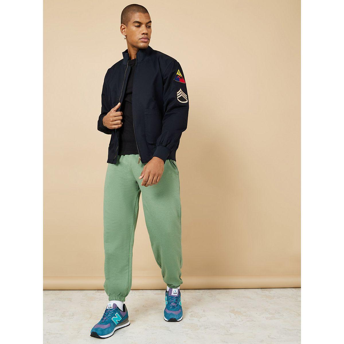 جوغر بقصة مريحة وحواف مطاطية-men-clothing-bottoms-joggers-image-2