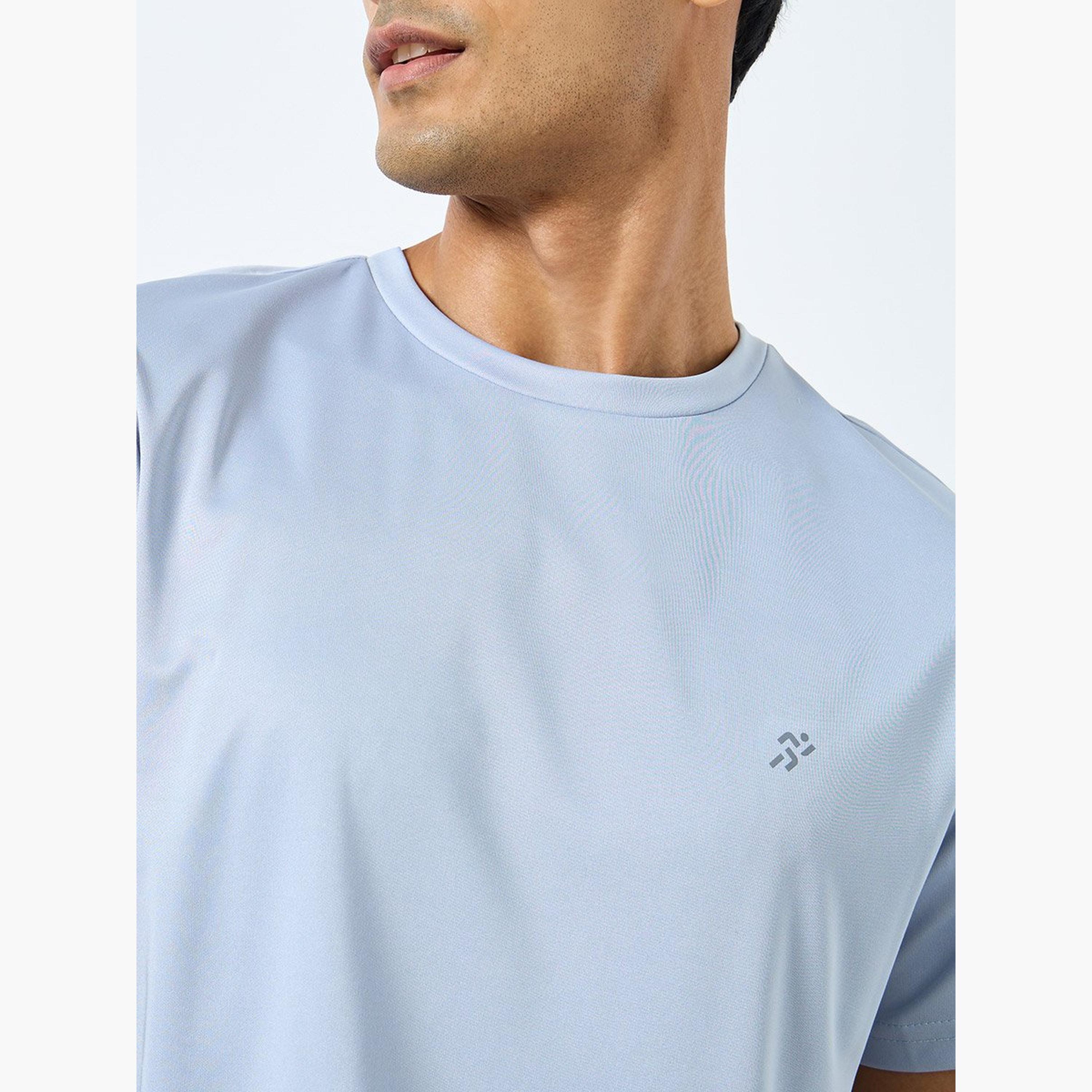 ستايلي - تي شيرت رياضي عادي دراي فيت مع تفاصيل الشعار-men-clothing-sportswearandactivewear-tshirtsandpolos-image-3