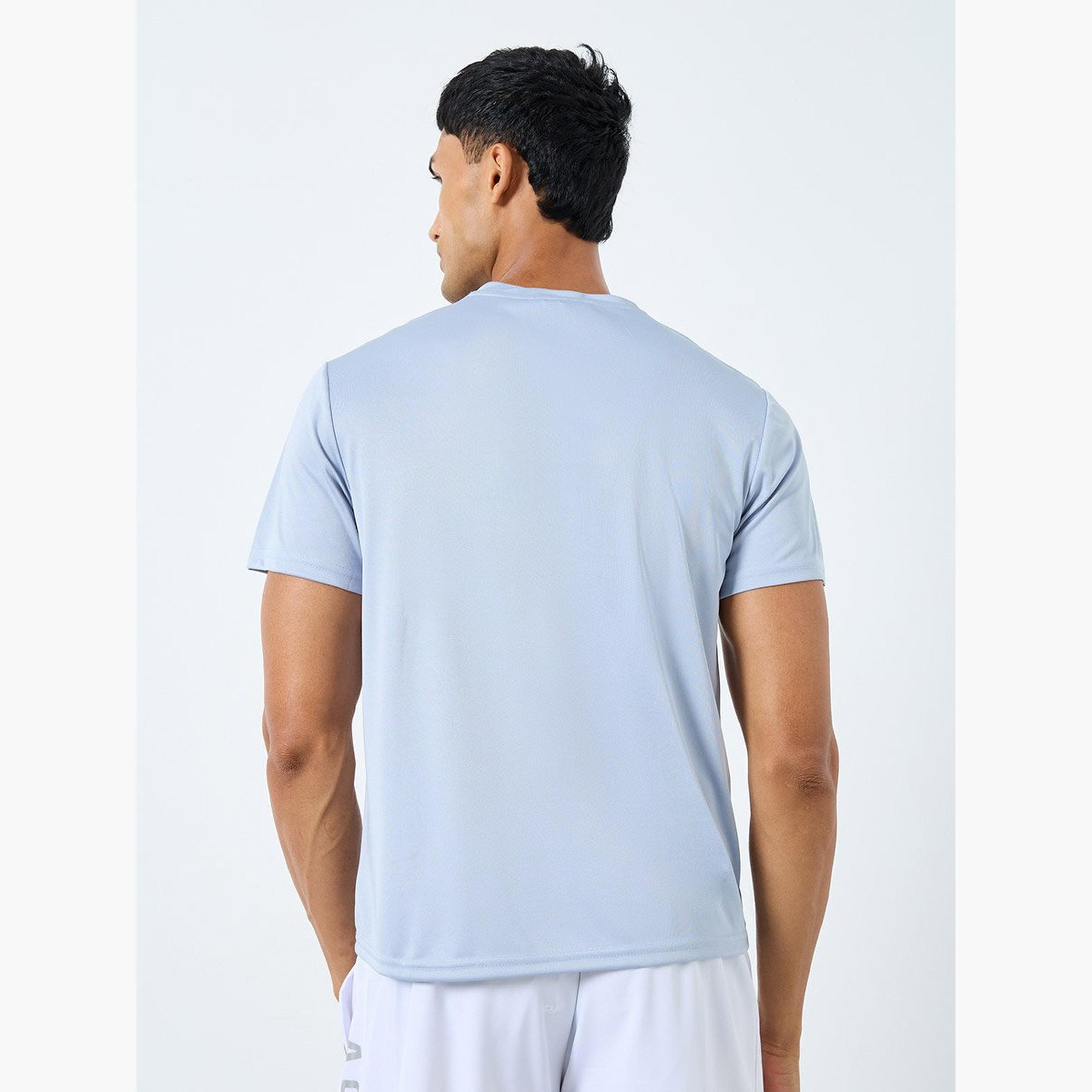 ستايلي - تي شيرت رياضي عادي دراي فيت مع تفاصيل الشعار-men-clothing-sportswearandactivewear-tshirtsandpolos-image-4