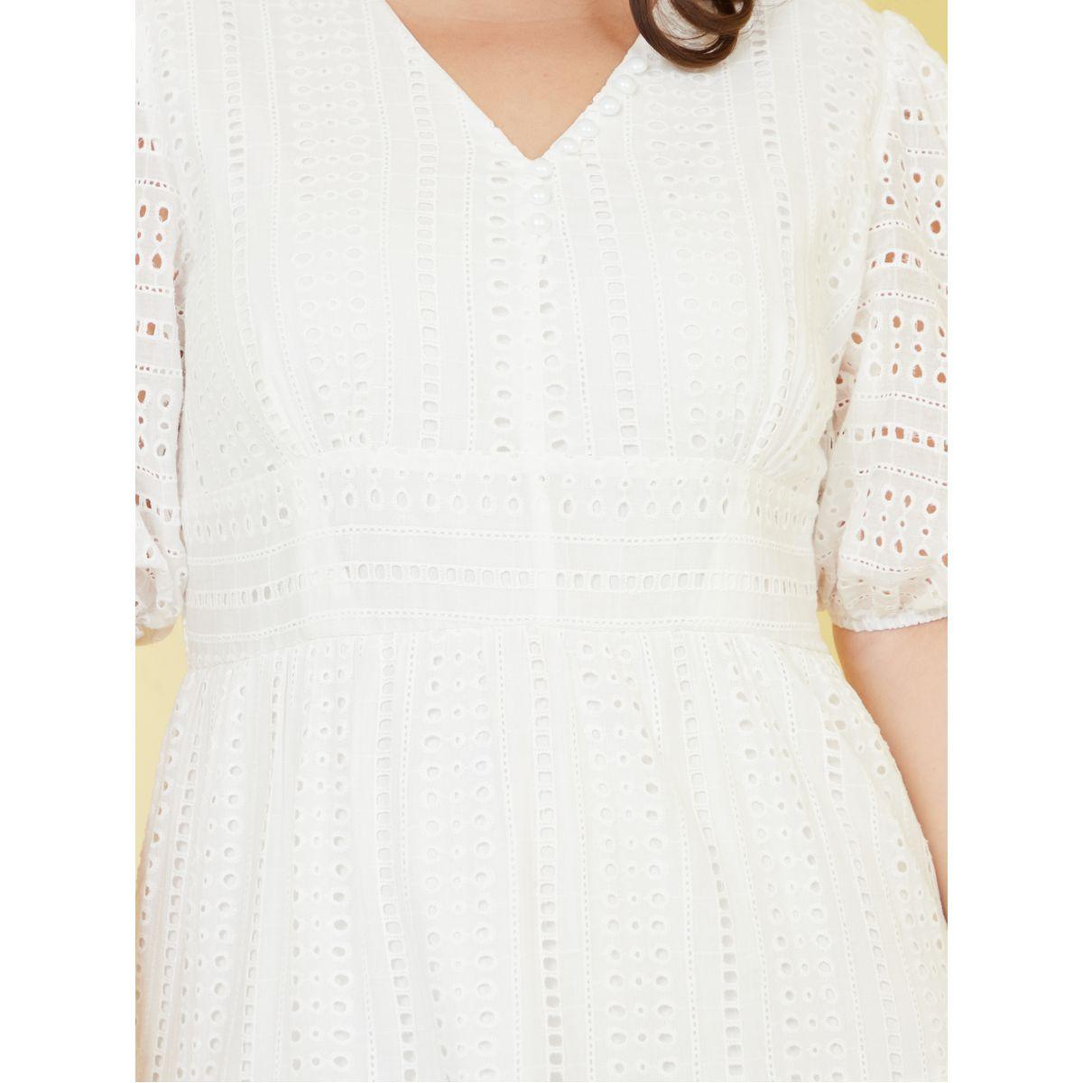 بلوزة بتفاصيل مطرزة وفتحات صغيرة-women-clothing-dresses-image-3