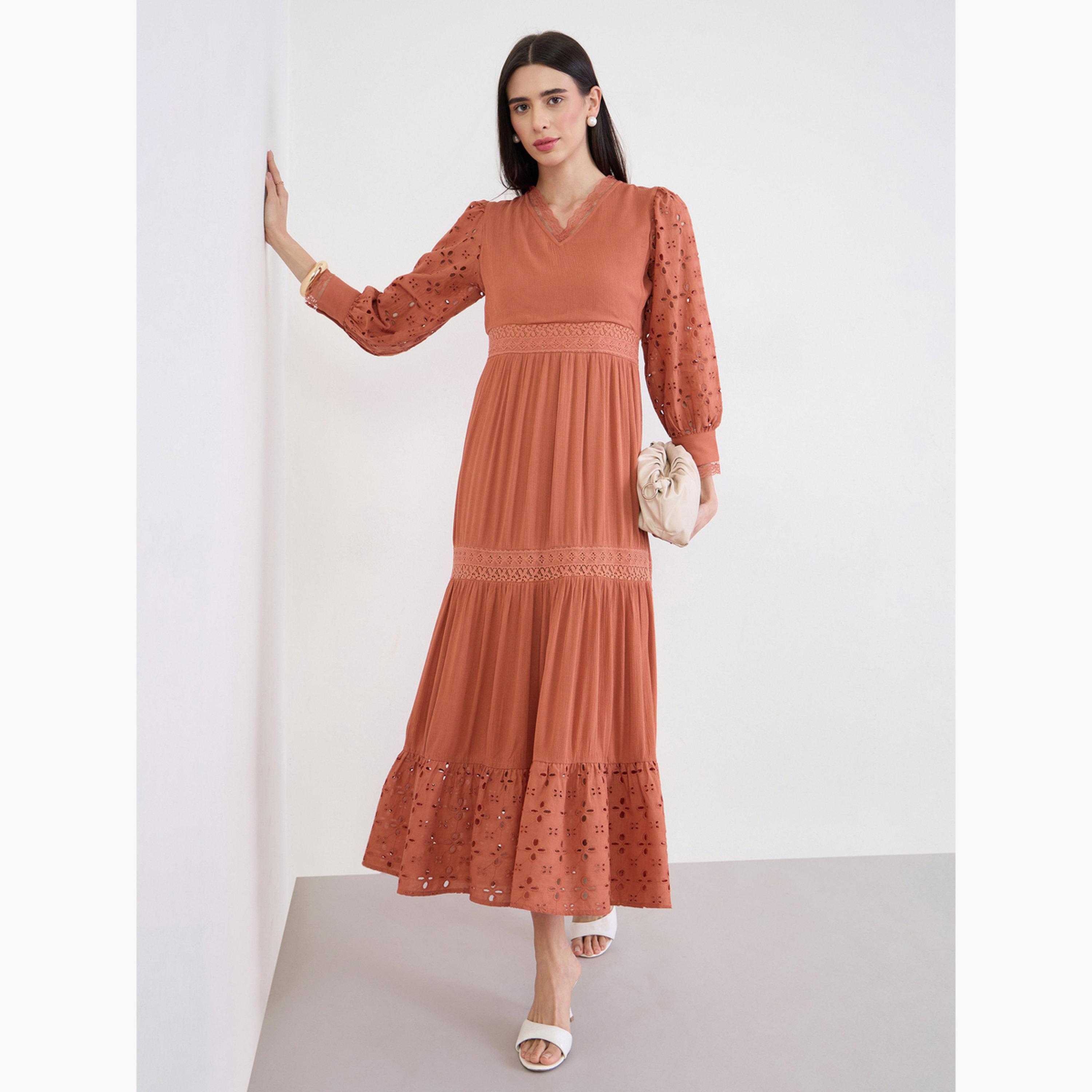 فستان طويل بتفاصيل دانتيل وتطريز إنجليزي-women-clothing-dresses-image-2