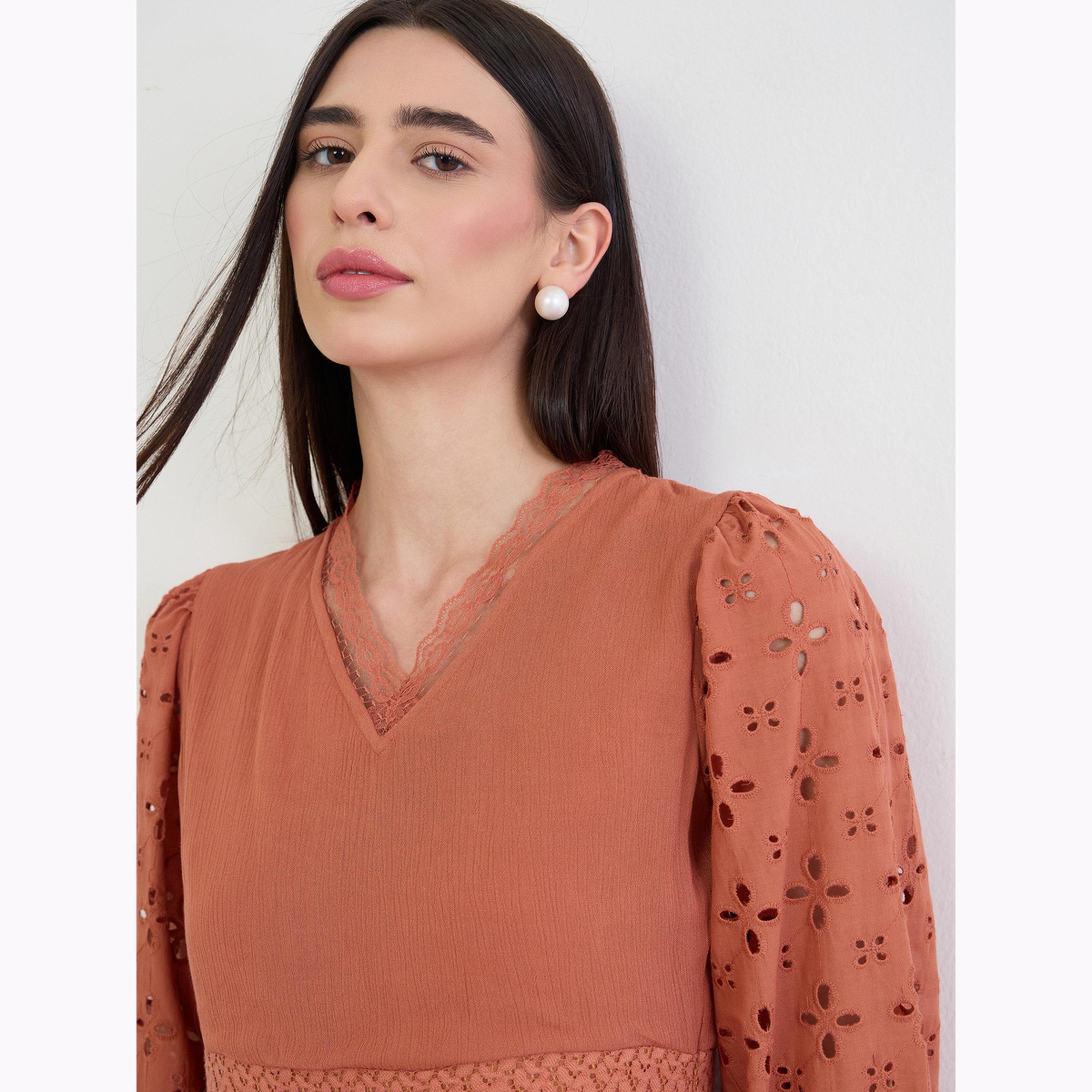 فستان طويل بتفاصيل دانتيل وتطريز إنجليزي-women-clothing-dresses-image-4