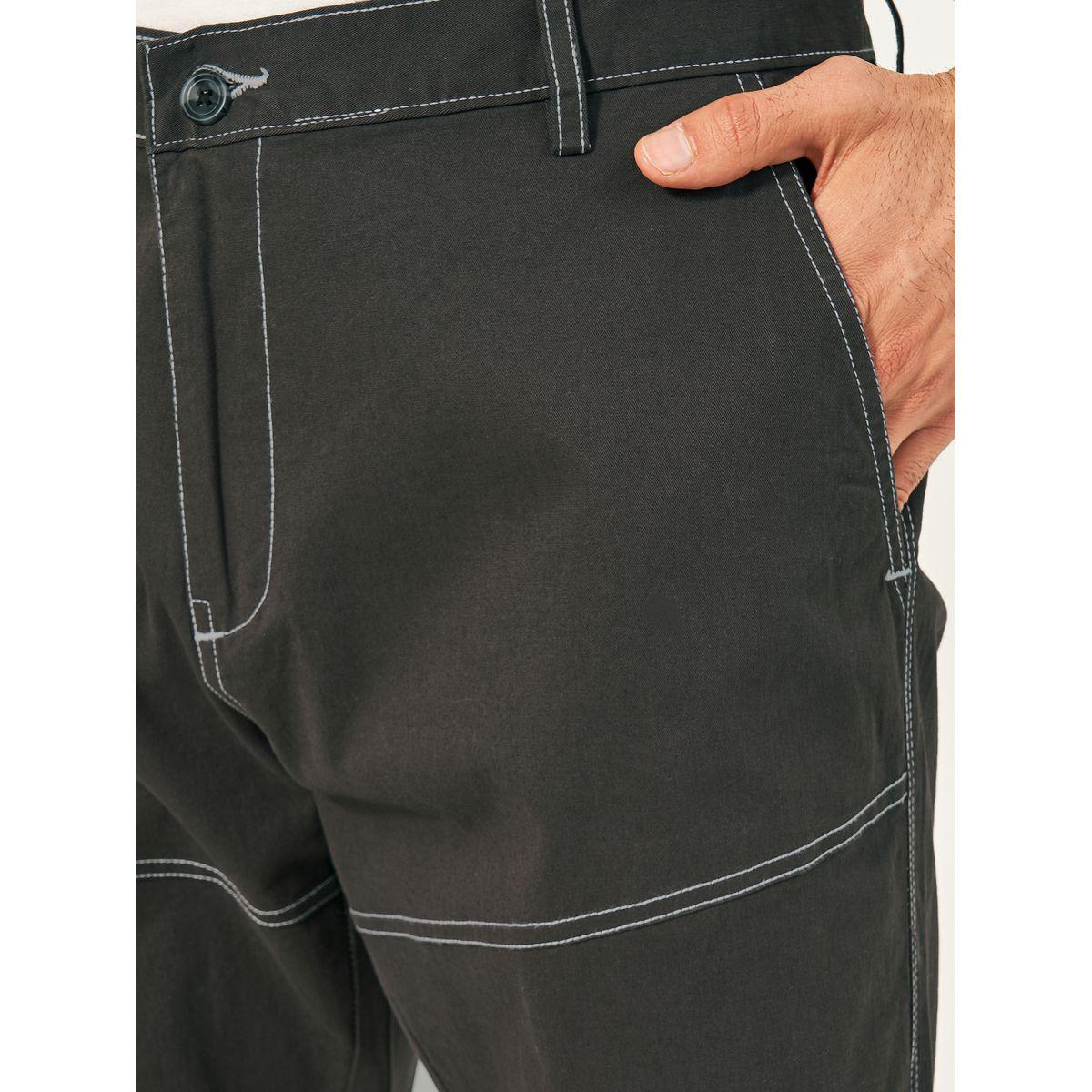 بنطال تشينو بقصة مريحة وتداخلات مدروزة-men-clothing-bottoms-trousersandchinos-chinos-image-3