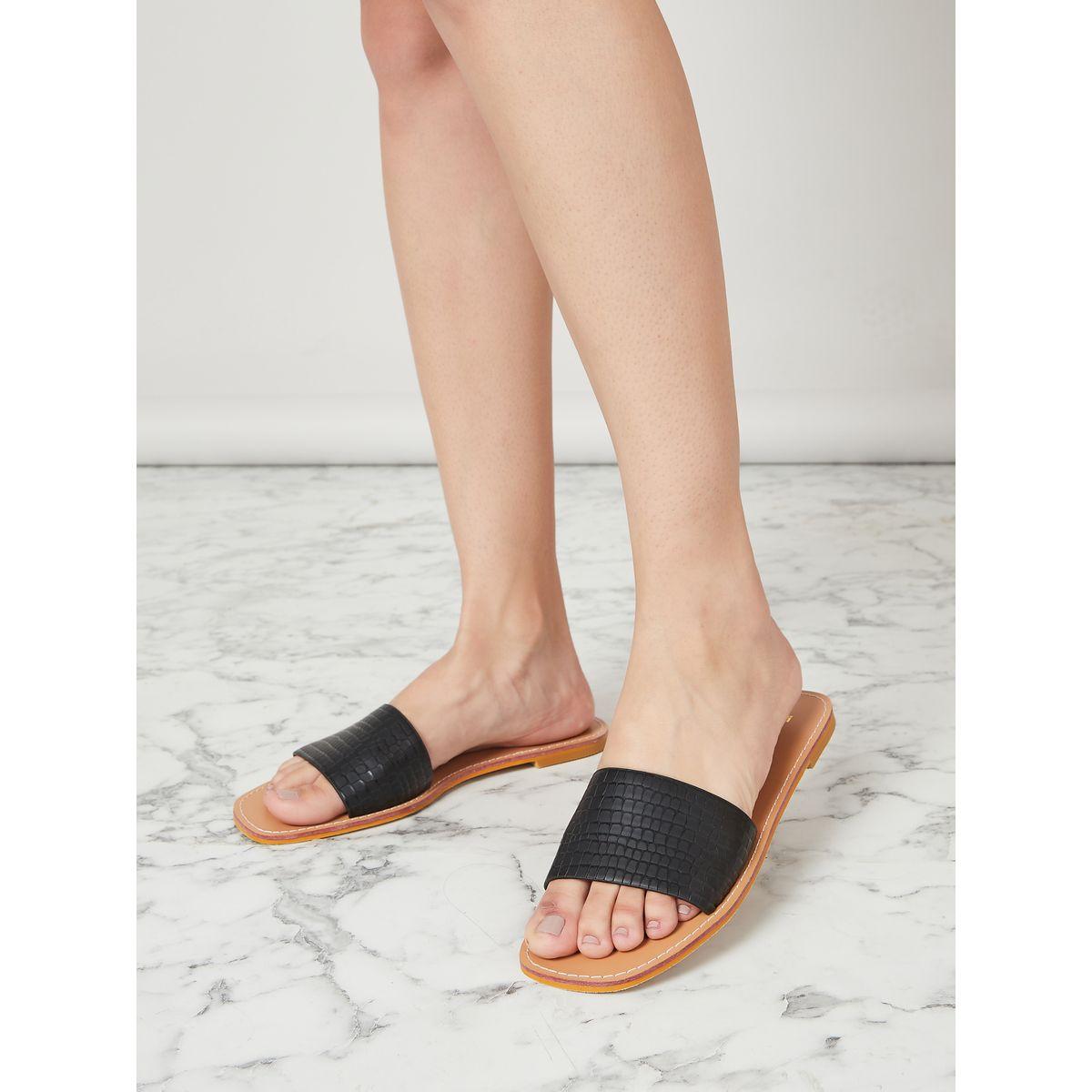 صندل فلات بتفاصيل بارزة الملمس-women-shoes-sandals-flats-image-1