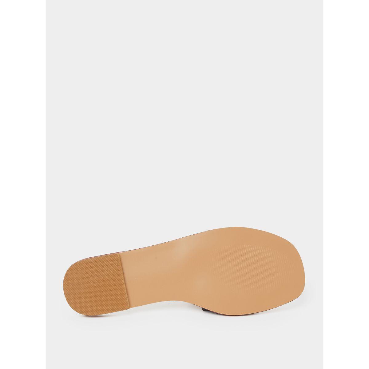 صندل فلات بتفاصيل بارزة الملمس-women-shoes-sandals-flats-image-7