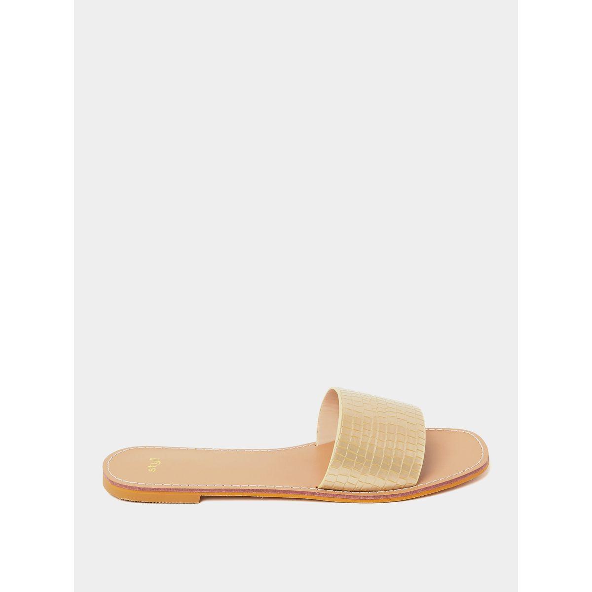 صندل فلات بتفاصيل بارزة الملمس-women-shoes-sandals-flats-image-2