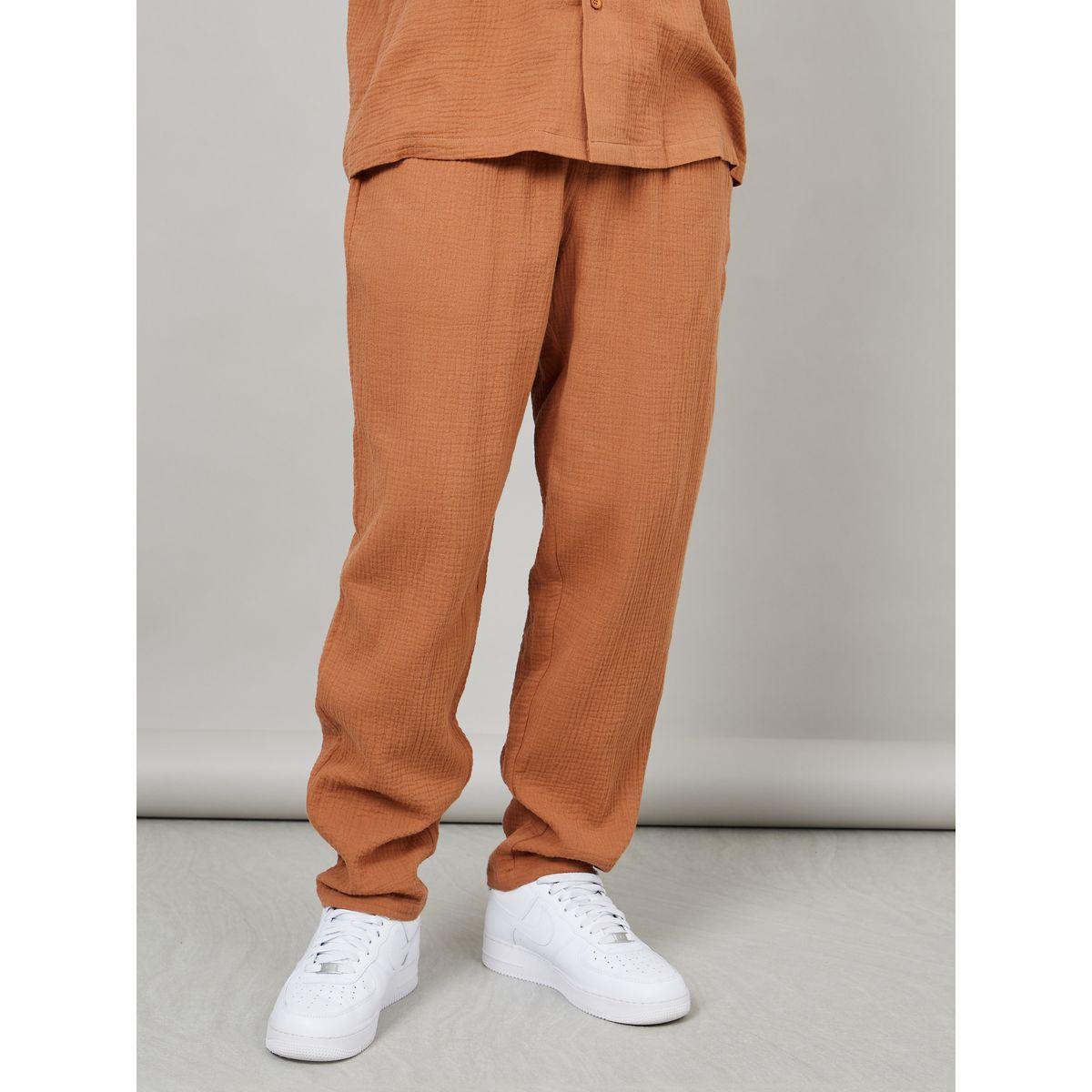 بنطال منسوج بقصة مريحة-men-clothing-bottoms-trousersandchinos-trousers-image-1