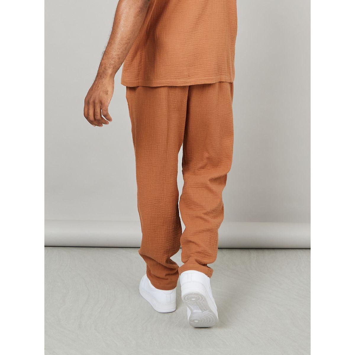بنطال منسوج بقصة مريحة-men-clothing-bottoms-trousersandchinos-trousers-image-4