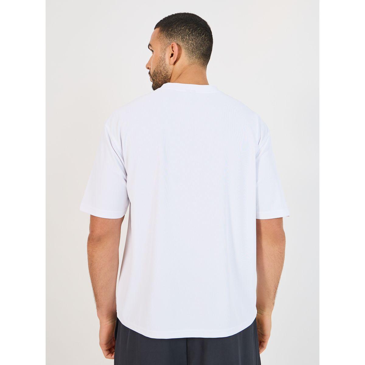 تيشيرت فضفاض بشعار عاكس للضوء-men-clothing-sportswearandactivewear-tshirtsandpolos-image-4