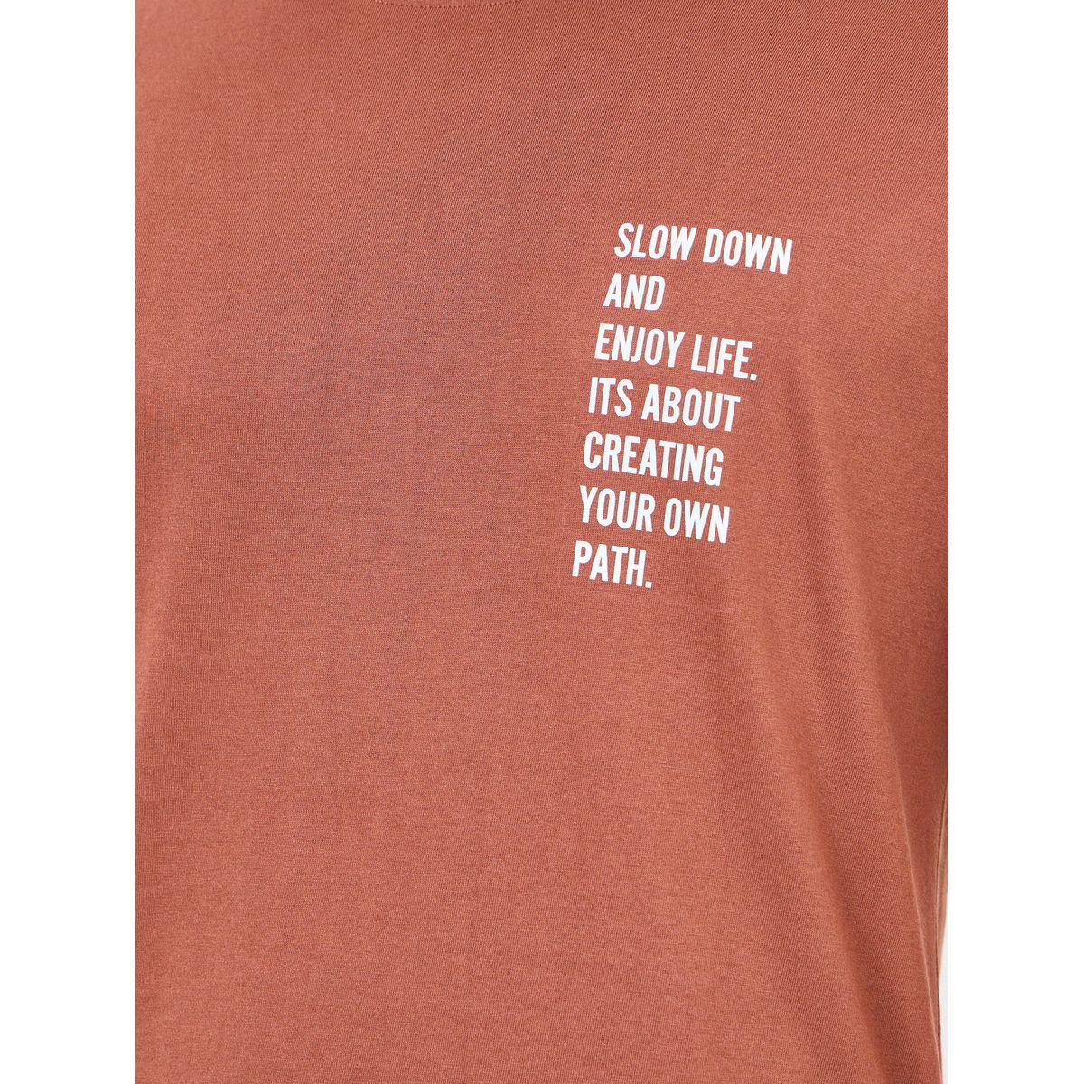 تيشيرت بحافة منحنية وطبعة كتابة-men-clothing-tshirtsandpolos-tshirts-image-3