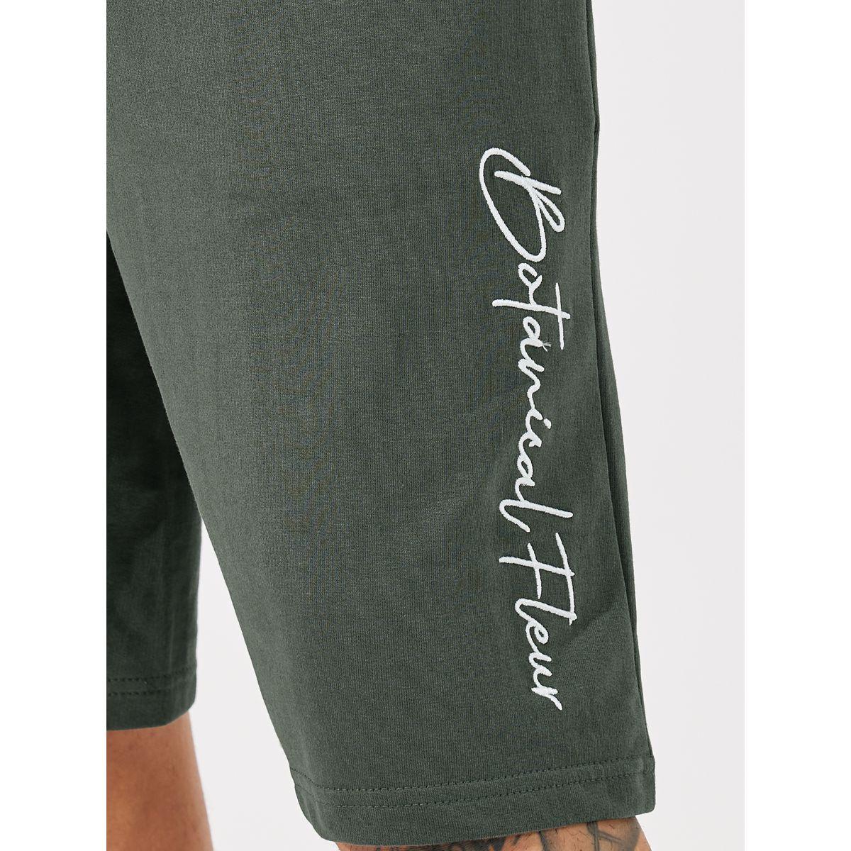 شورت فضفاض بشعار مُطرّز-men-clothing-bottoms-shorts-image-4
