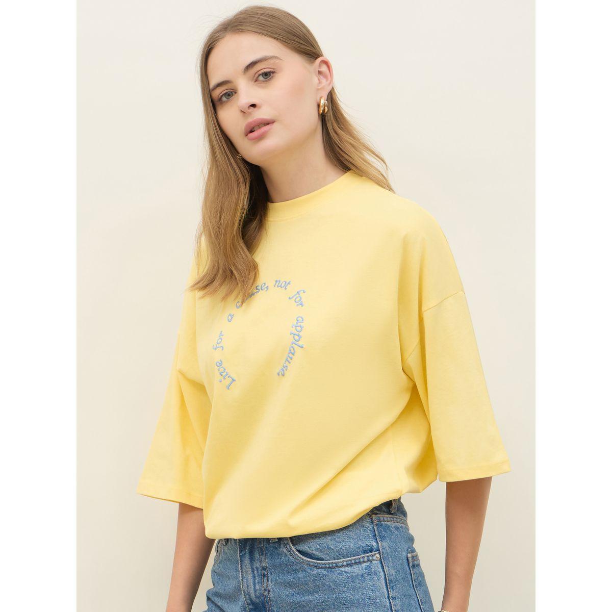 تيشيرت فضفاض بأكتاف منخفضة وكتابة مُطرّزة-women-clothing-tshirts-image-3