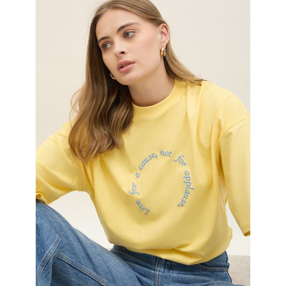تيشيرت فضفاض بأكتاف منخفضة وكتابة مُطرّزة-women-clothing-tshirts-image-4