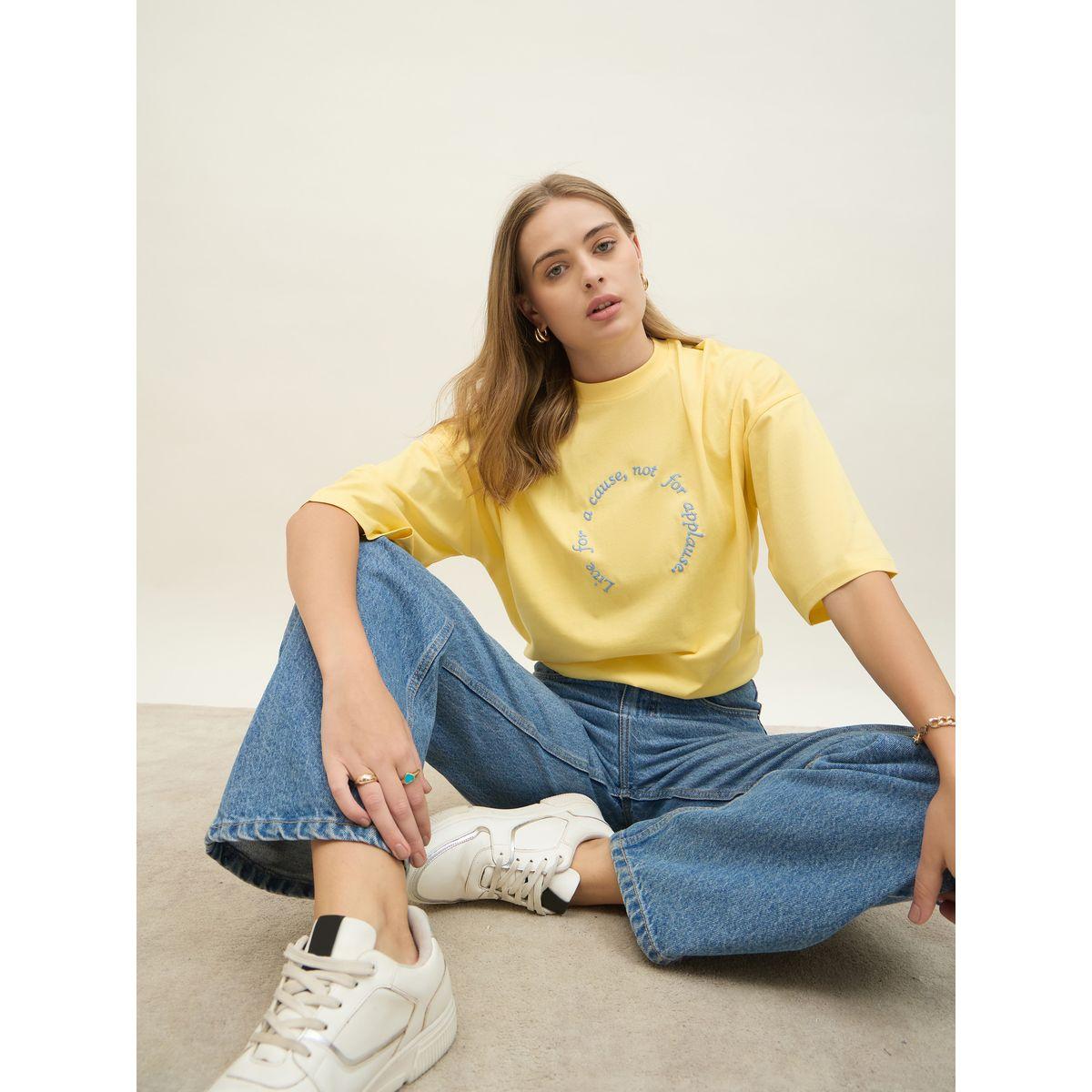 تيشيرت فضفاض بأكتاف منخفضة وكتابة مُطرّزة-women-clothing-tshirts-image-6