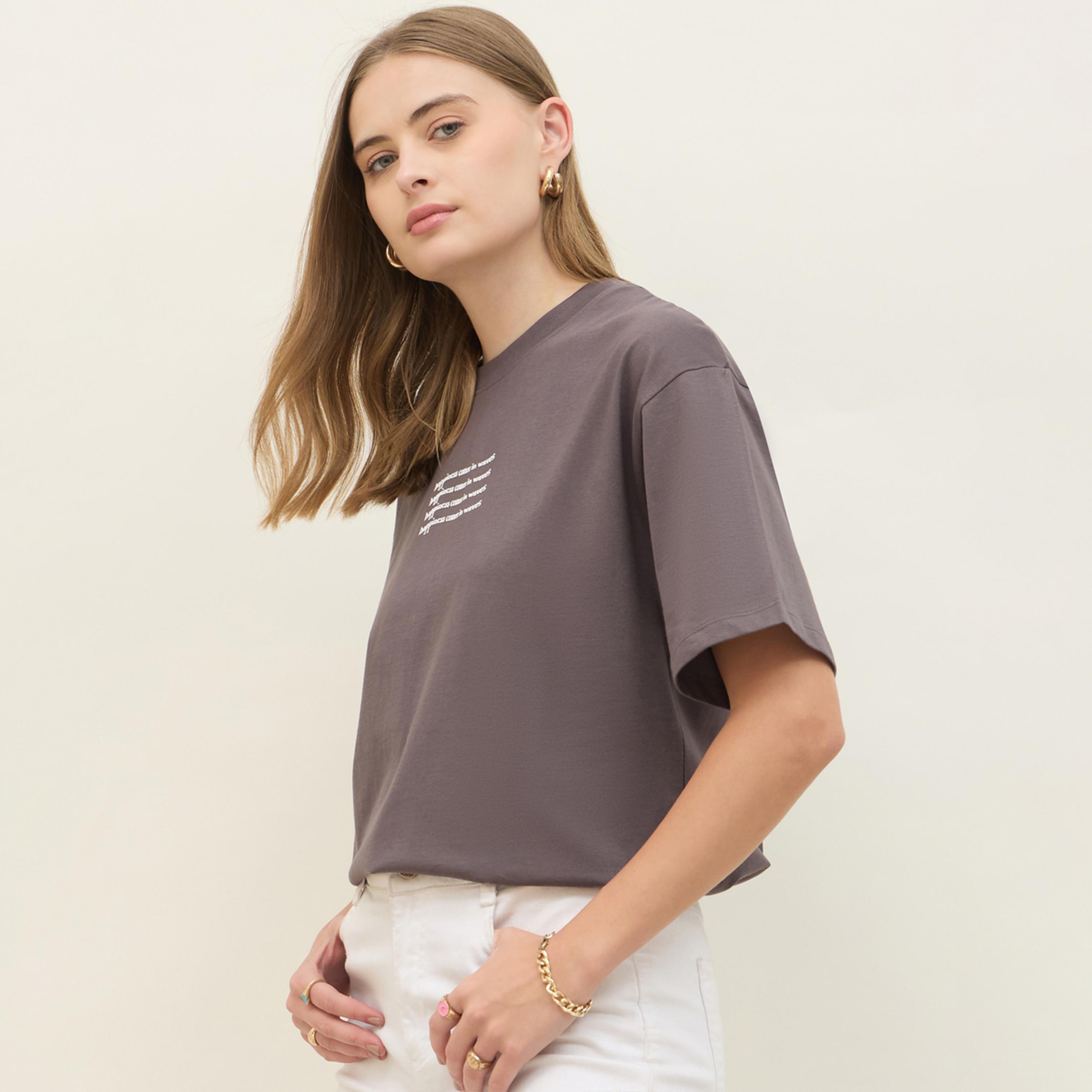 ستايلي - تي شيرت كبير الحجم بطبعة شعار-women-clothing-tshirts-image-3