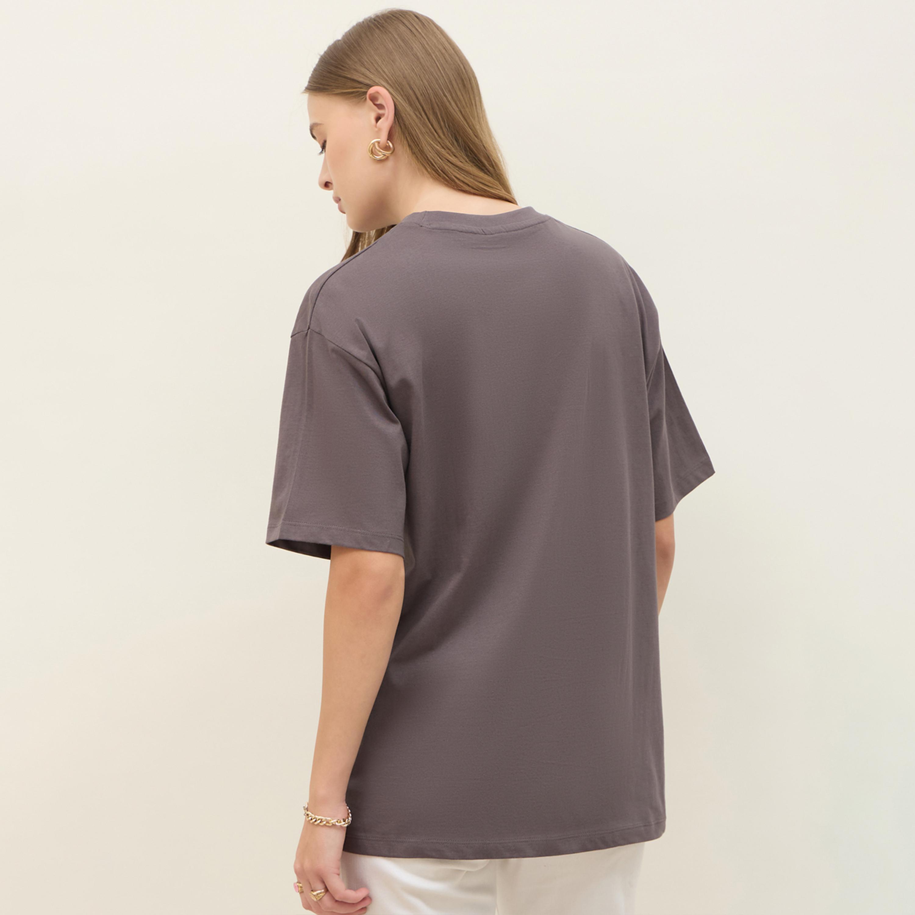 ستايلي - تي شيرت كبير الحجم بطبعة شعار-women-clothing-tshirts-image-4