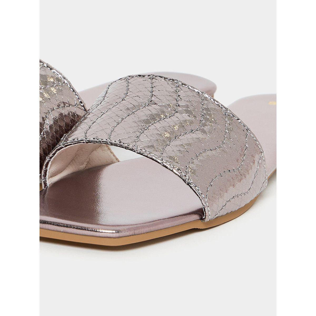 صندل فلات بتفاصيل بارزة الملمس-women-shoes-sandals-flats-image-6