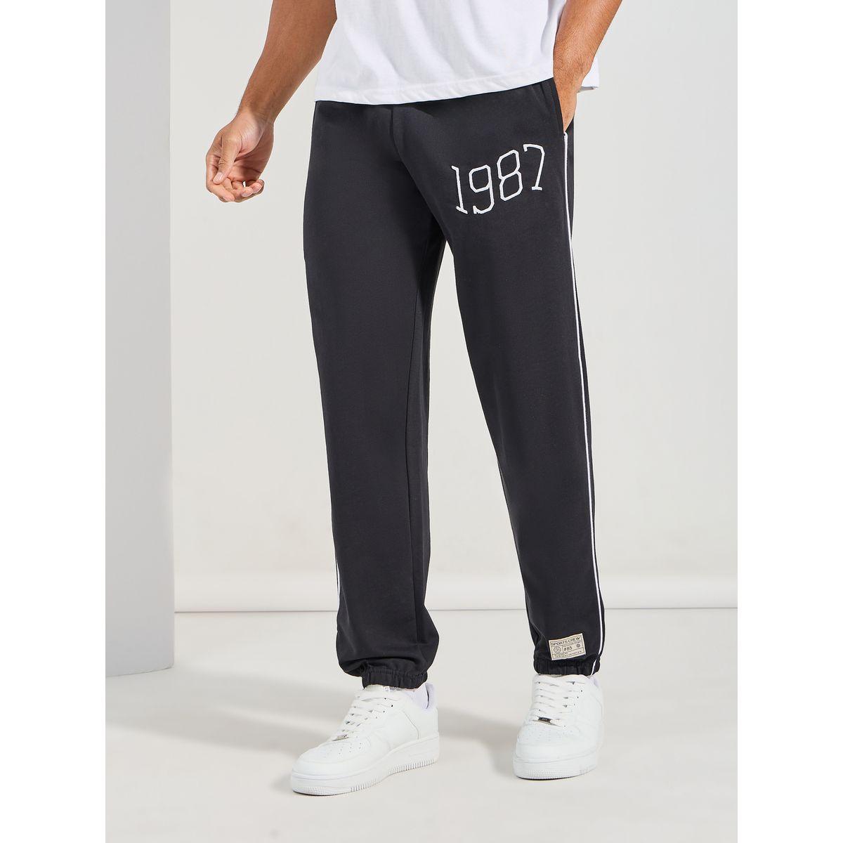 جوغر تيري بقصة مريحة وتفاصيل محزوزة-men-clothing-bottoms-joggers-image-1