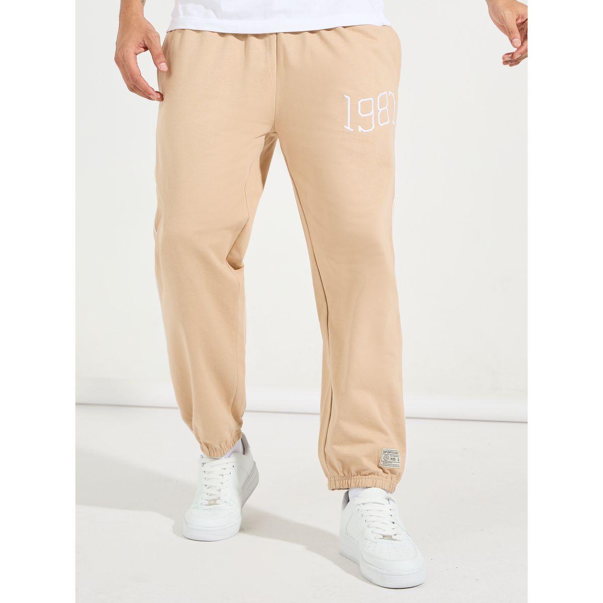 جوغر تيري بقصة مريحة وتفاصيل محزوزة-men-clothing-bottoms-joggers-image-1