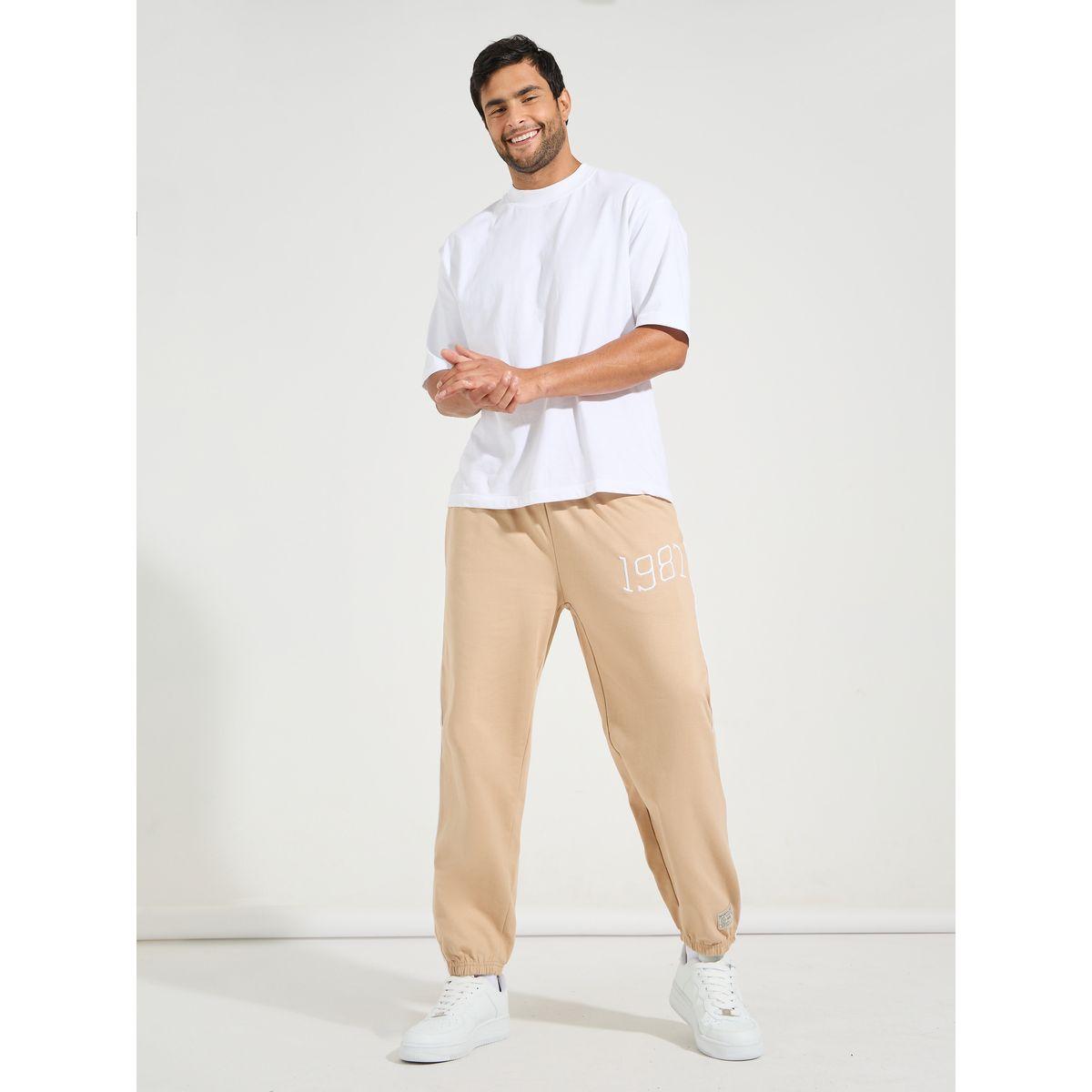 جوغر تيري بقصة مريحة وتفاصيل محزوزة-men-clothing-bottoms-joggers-image-2