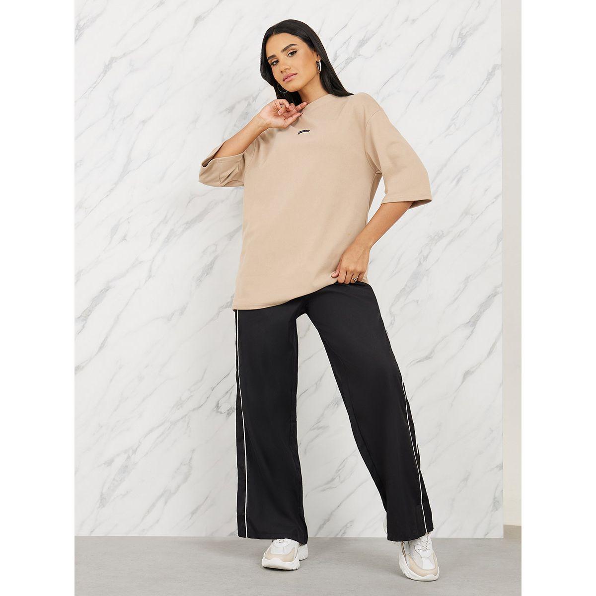 بلوزة طويلة واسعة بياقة عالية مع شارة-women-clothing-tshirts-image-2