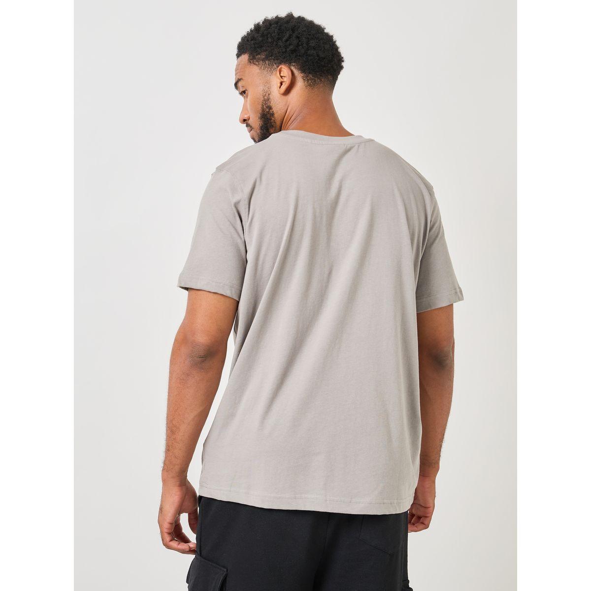 Umbro Front Graphic Crew Neck T-Shirt-men-clothing-tshirtsandpolos-tshirts-image-4