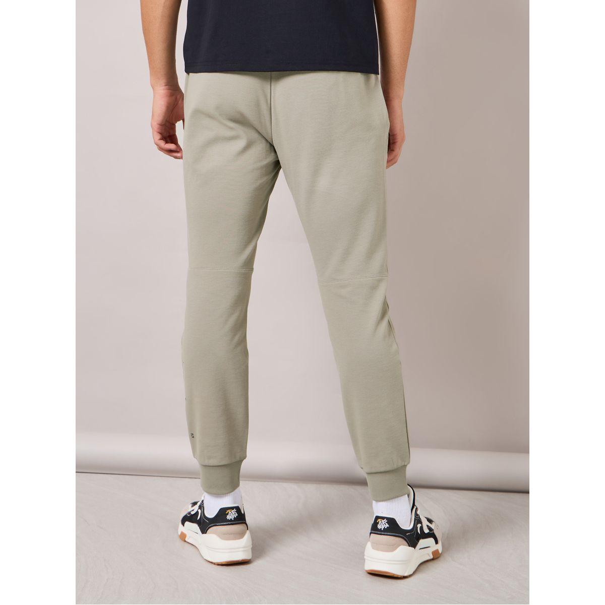 جوغر محبوك مطبع بشعار-men-clothing-bottoms-joggers-image-5
