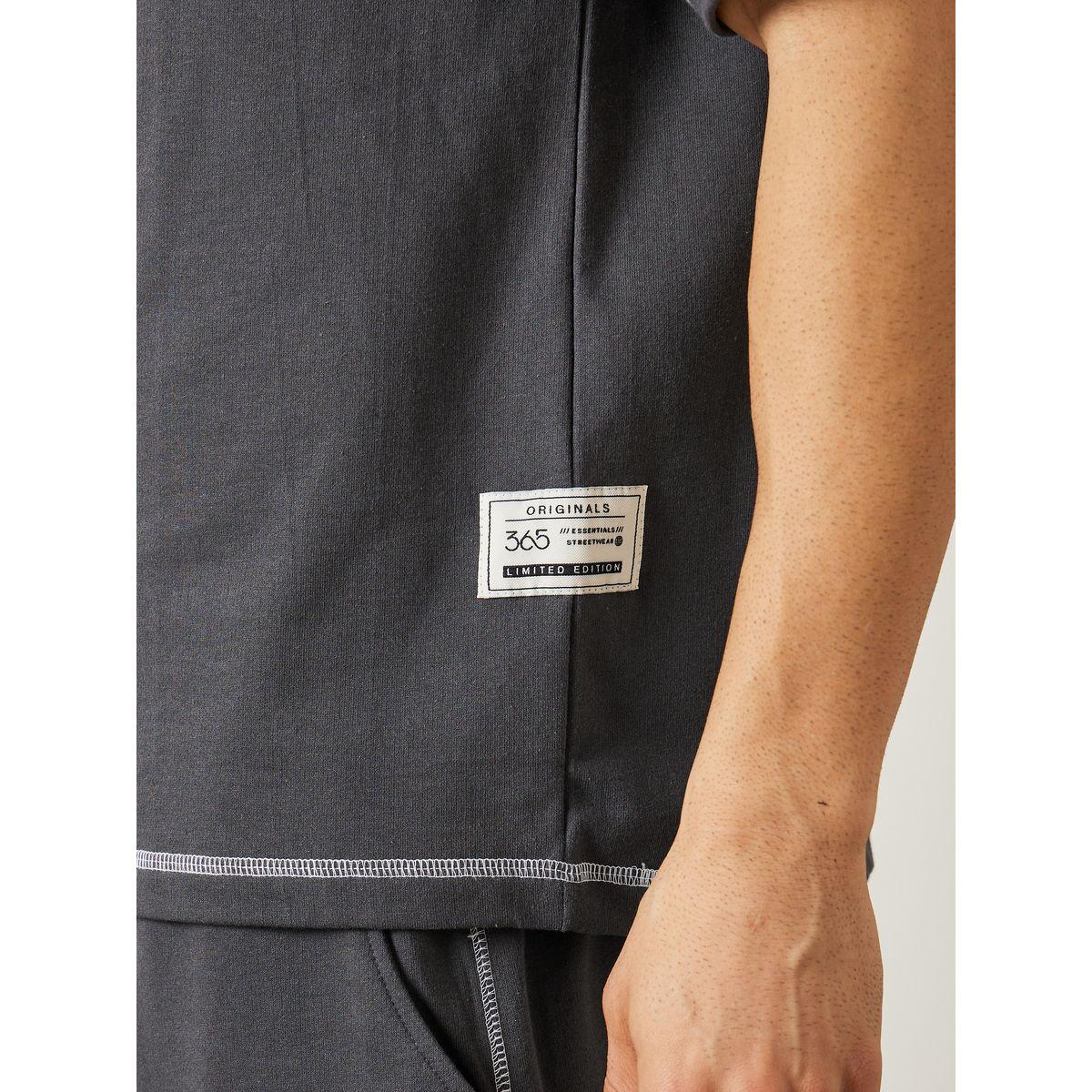 طقم منسق من ( شورت + تيشيرت )-men-clothing-coordsets-image-3