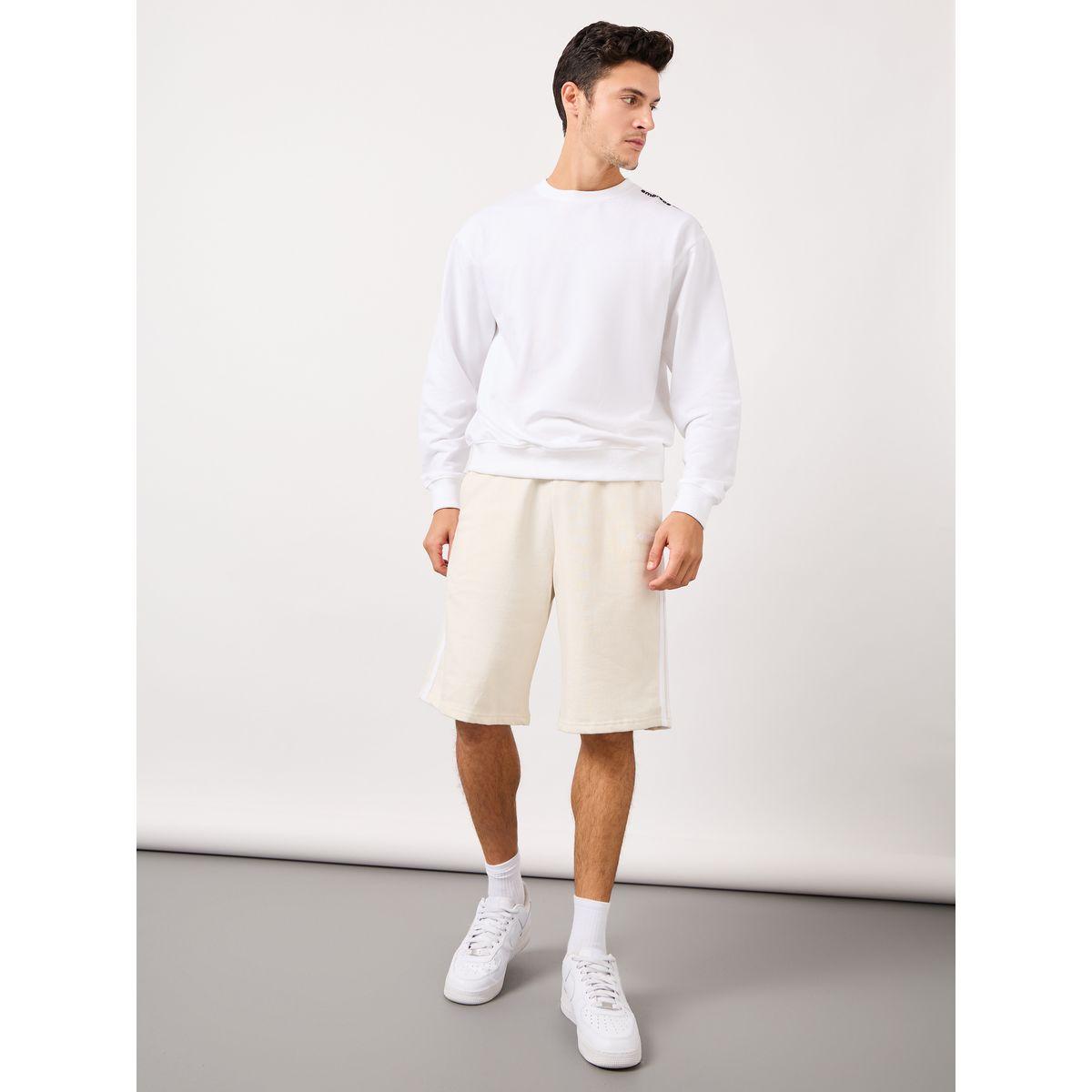 Styli Side Tape Mock Snap Button Oversized Fleece Shorts-men-clothing-bottoms-shorts-image-2