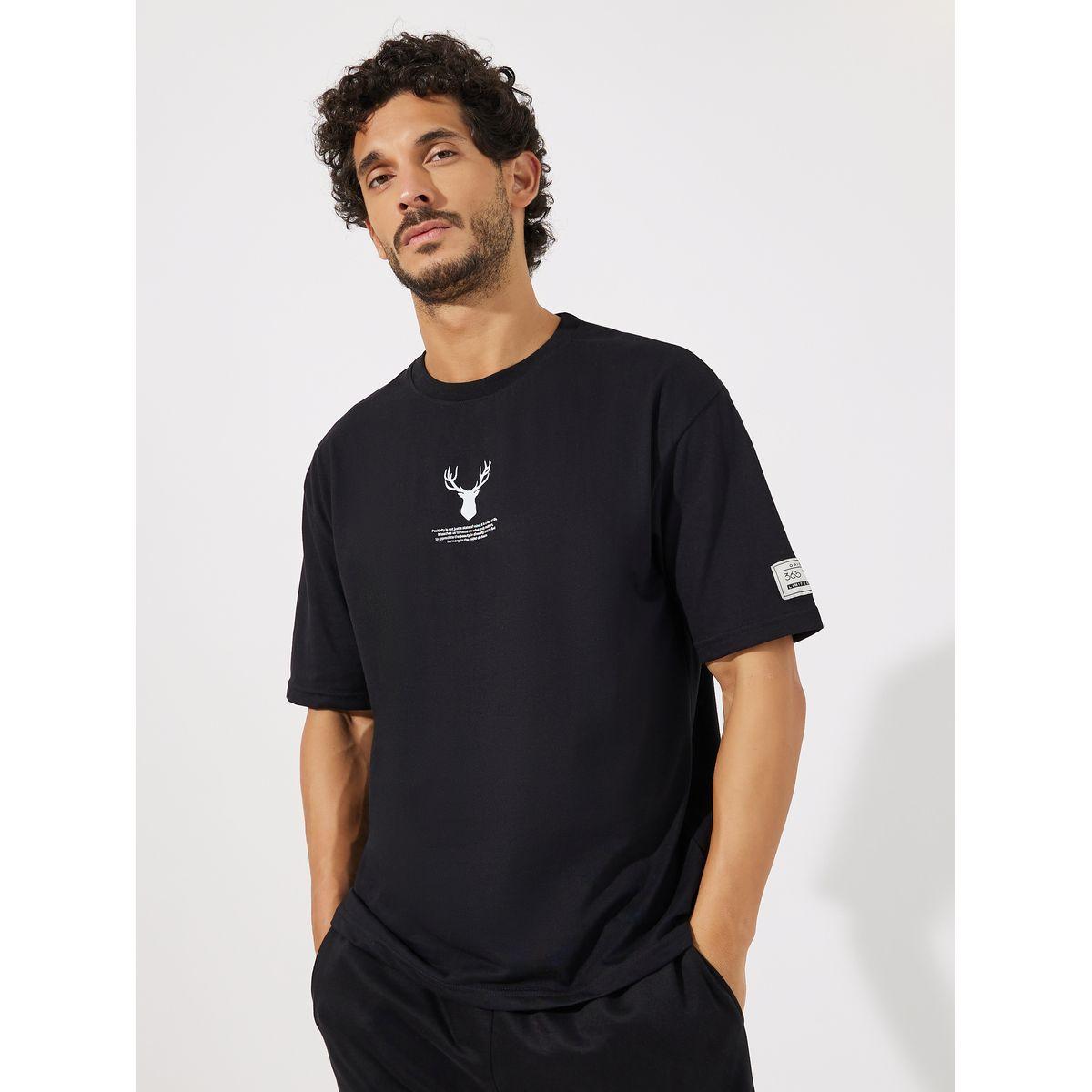 تيشيرت فضفاض بطبعة جرافيك مع كُم مزين بشارة-men-clothing-tshirtsandpolos-tshirts-image-1