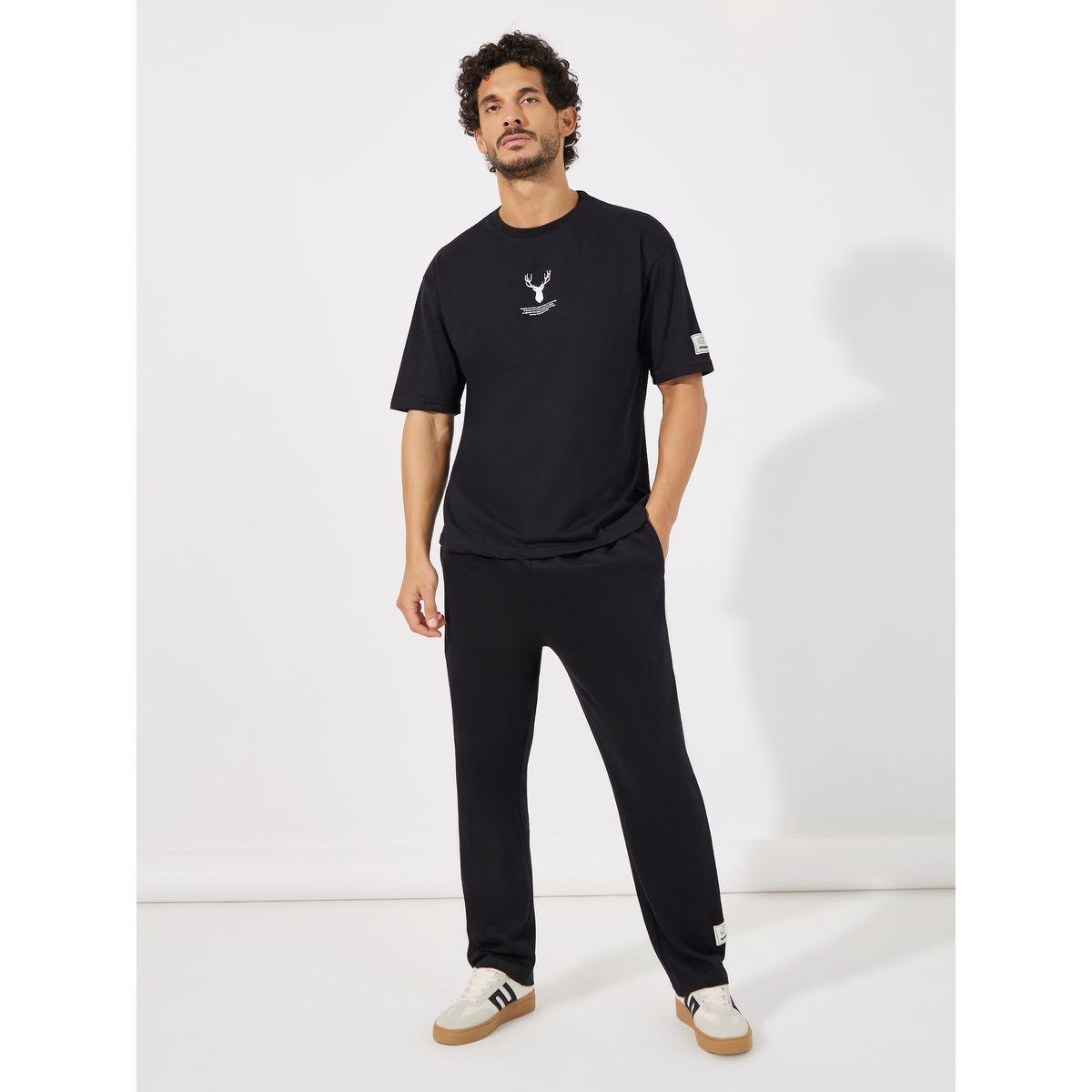 تيشيرت فضفاض بطبعة جرافيك مع كُم مزين بشارة-men-clothing-tshirtsandpolos-tshirts-image-2