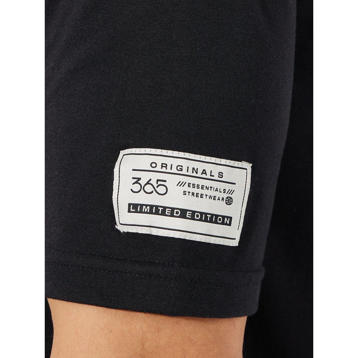 تيشيرت فضفاض بطبعة جرافيك مع كُم مزين بشارة-men-clothing-tshirtsandpolos-tshirts-image-4