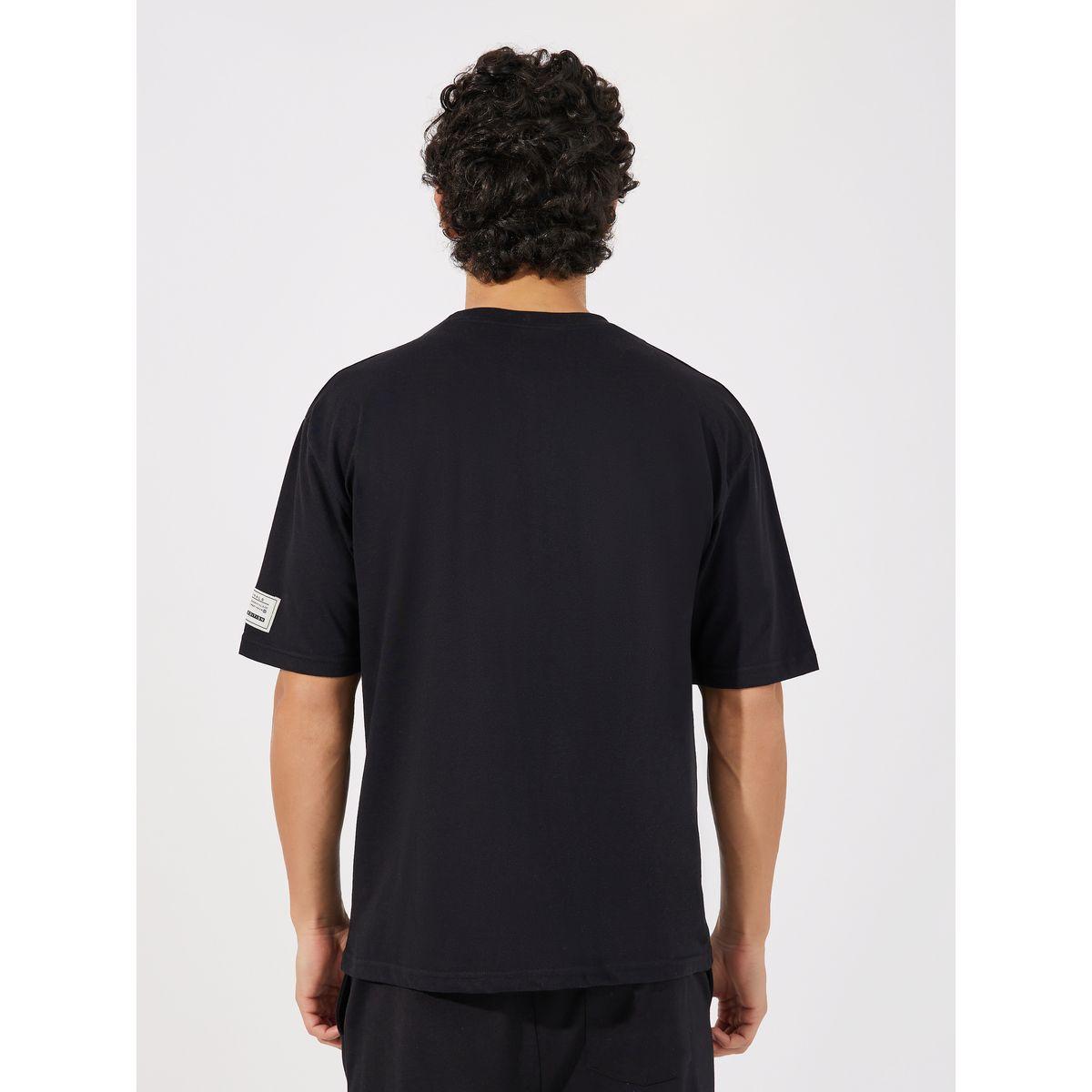 تيشيرت فضفاض بطبعة جرافيك مع كُم مزين بشارة-men-clothing-tshirtsandpolos-tshirts-image-5